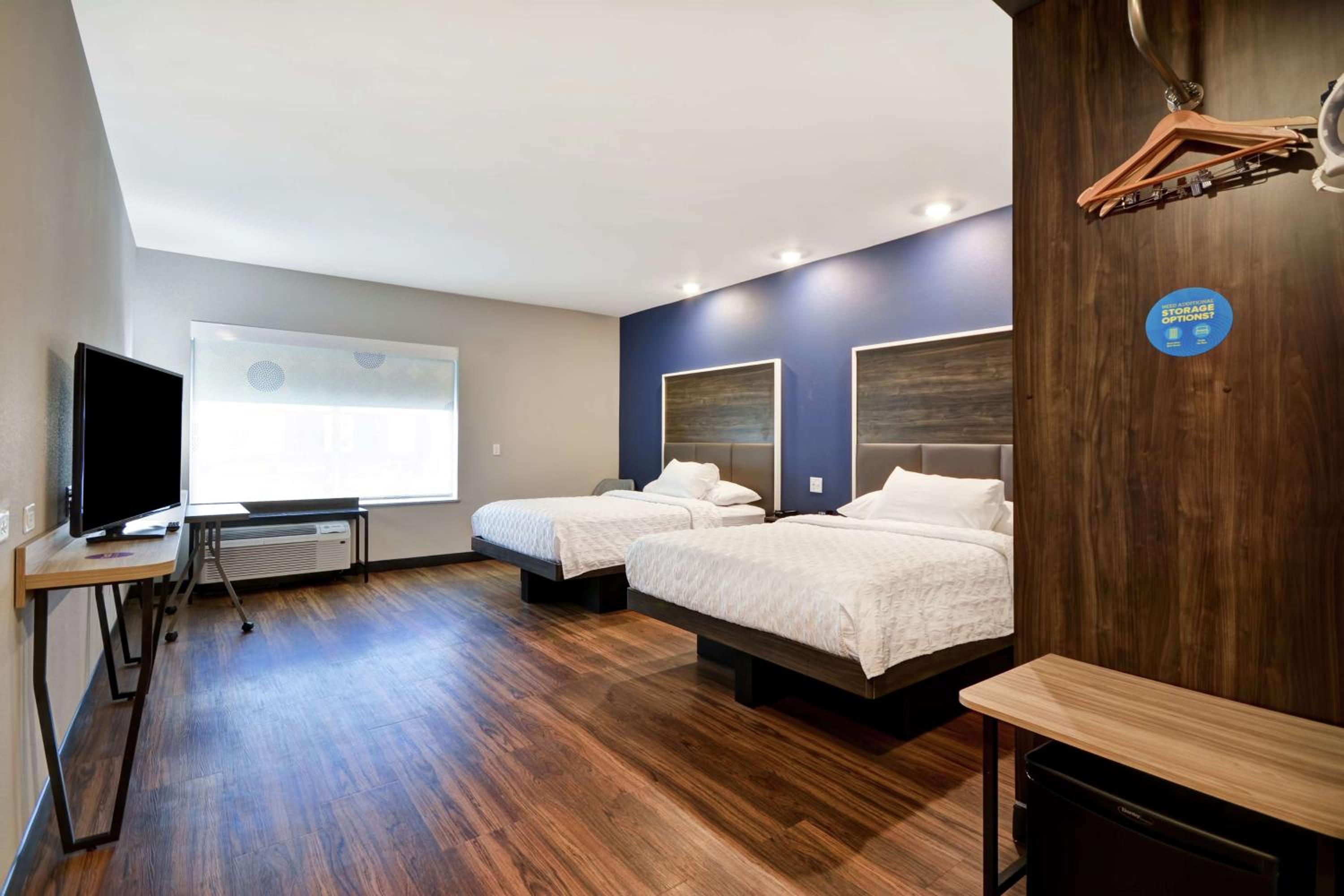Queen Room with Two Queen Beds - Mobility Access photo 2