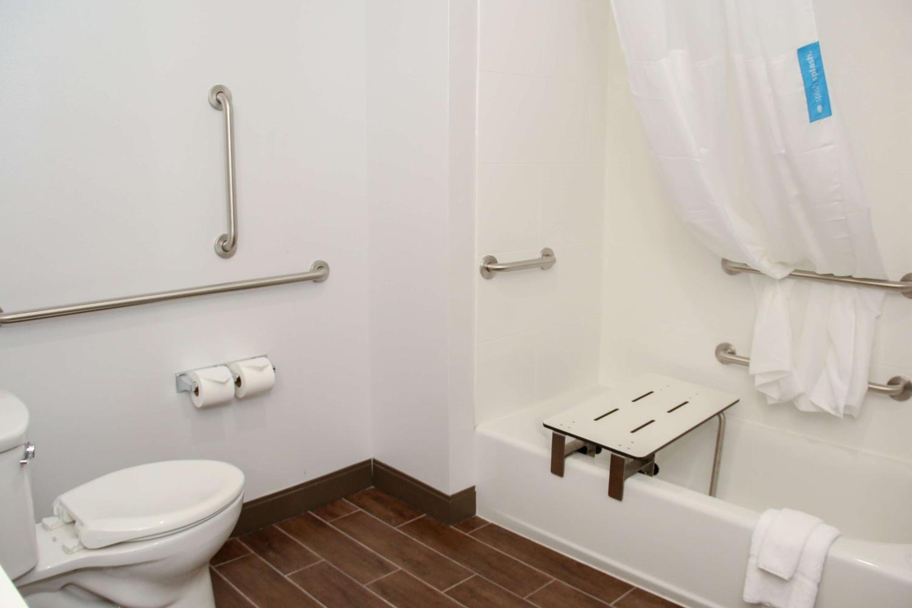 Queen Room with Two Queen Beds - Mobility Access/Non-Smoking photo 3