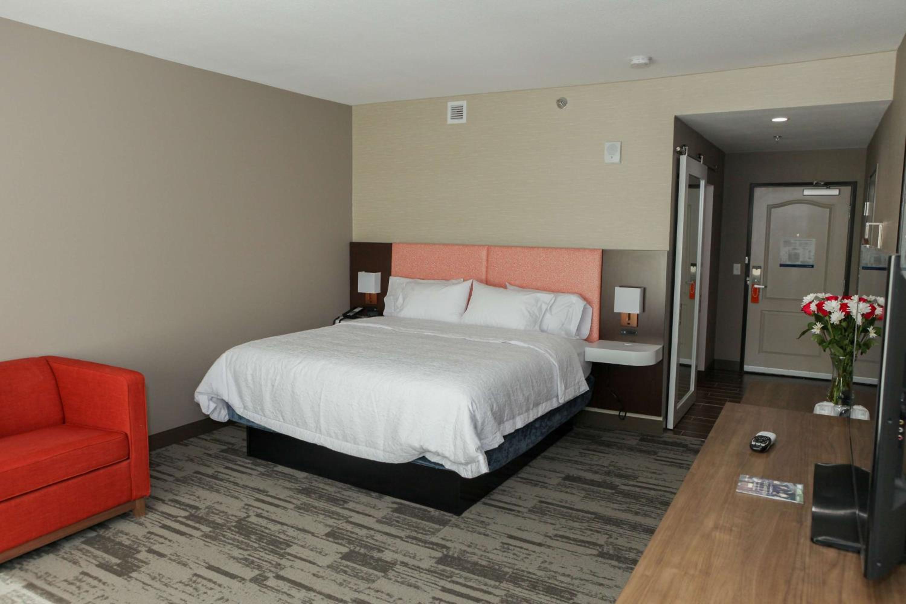 King Room with Sofa Bed - Non-Smoking photo 2