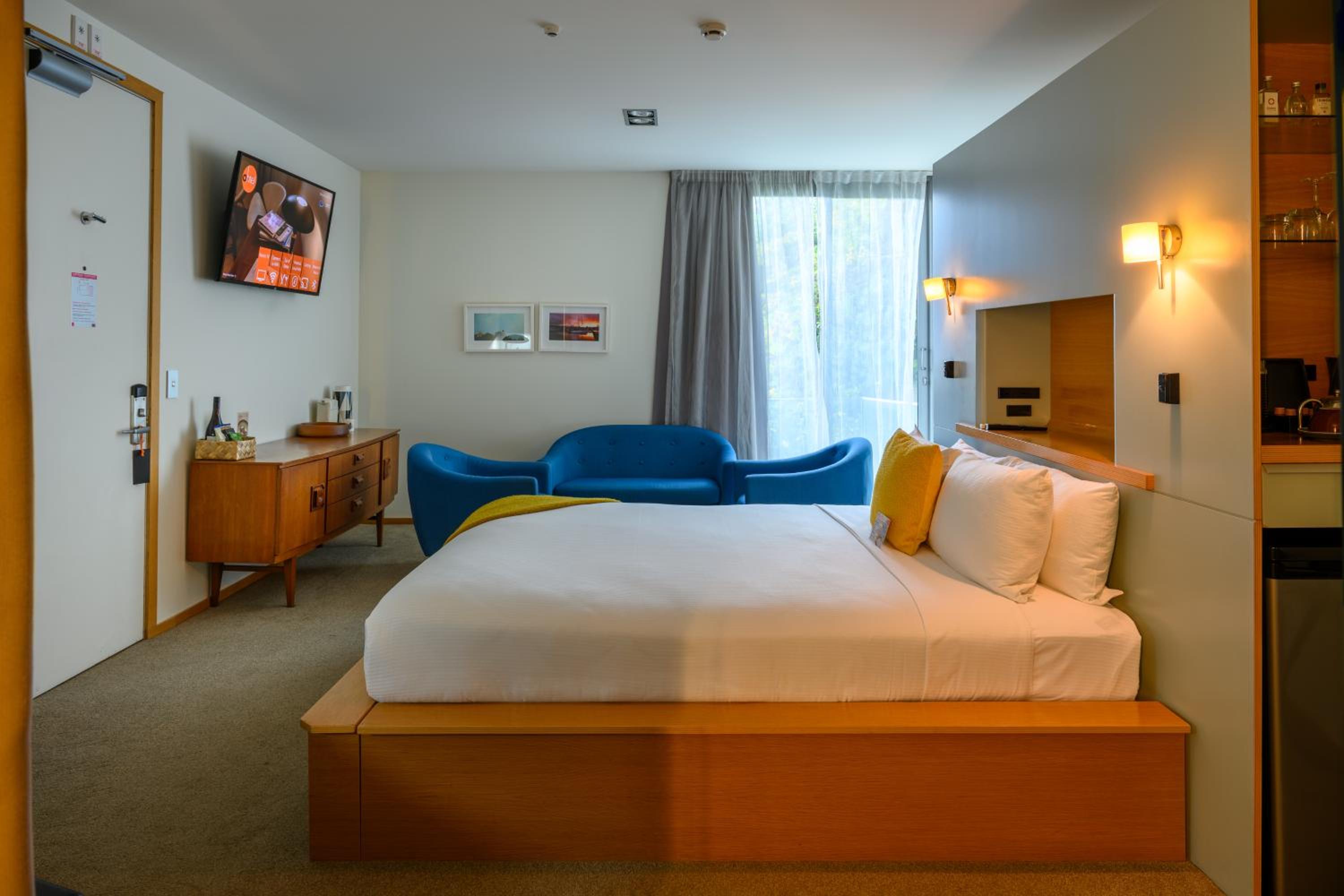 Deluxe King Room with Bath - Photo 19
