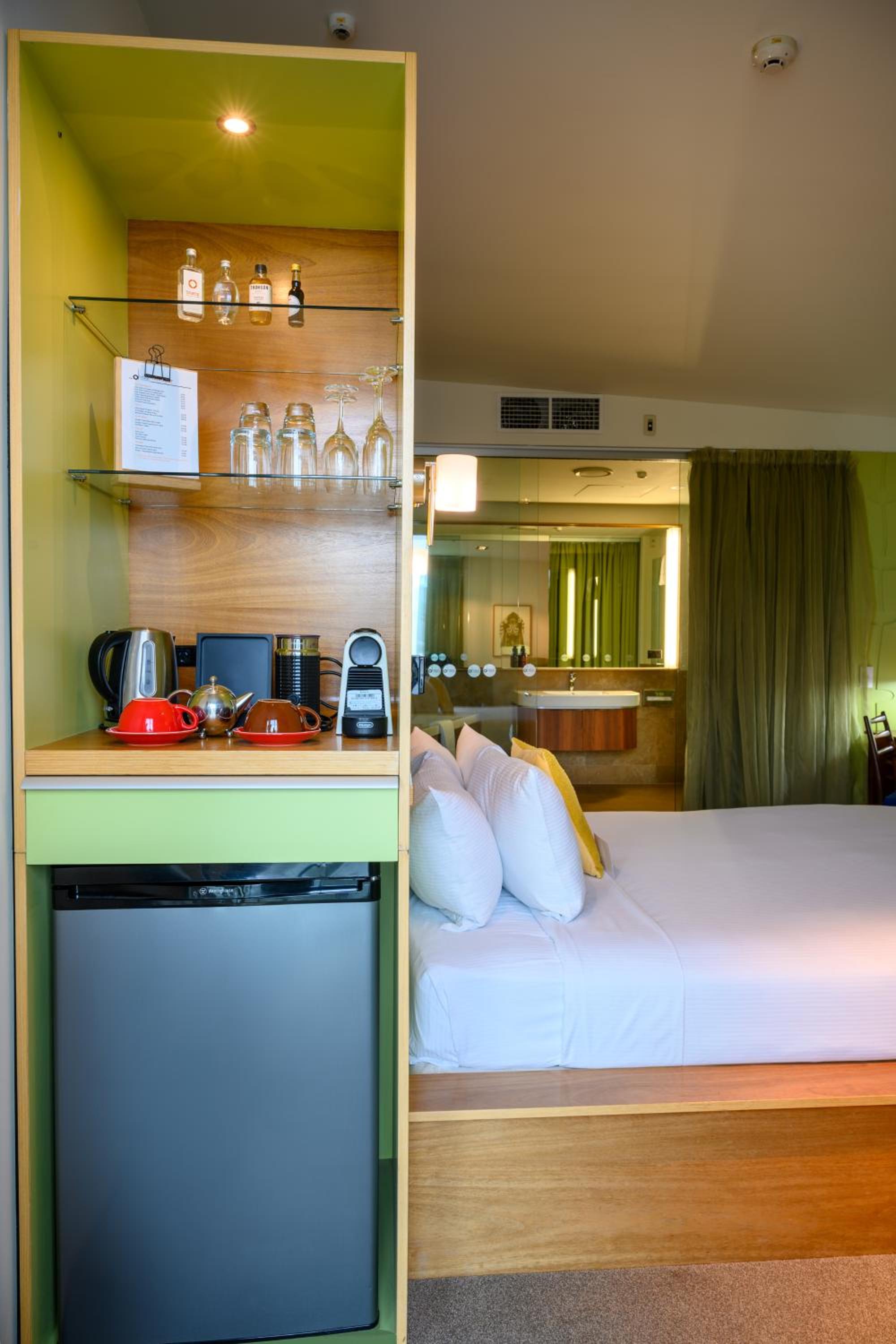 Deluxe King Room with Bath - Photo 18