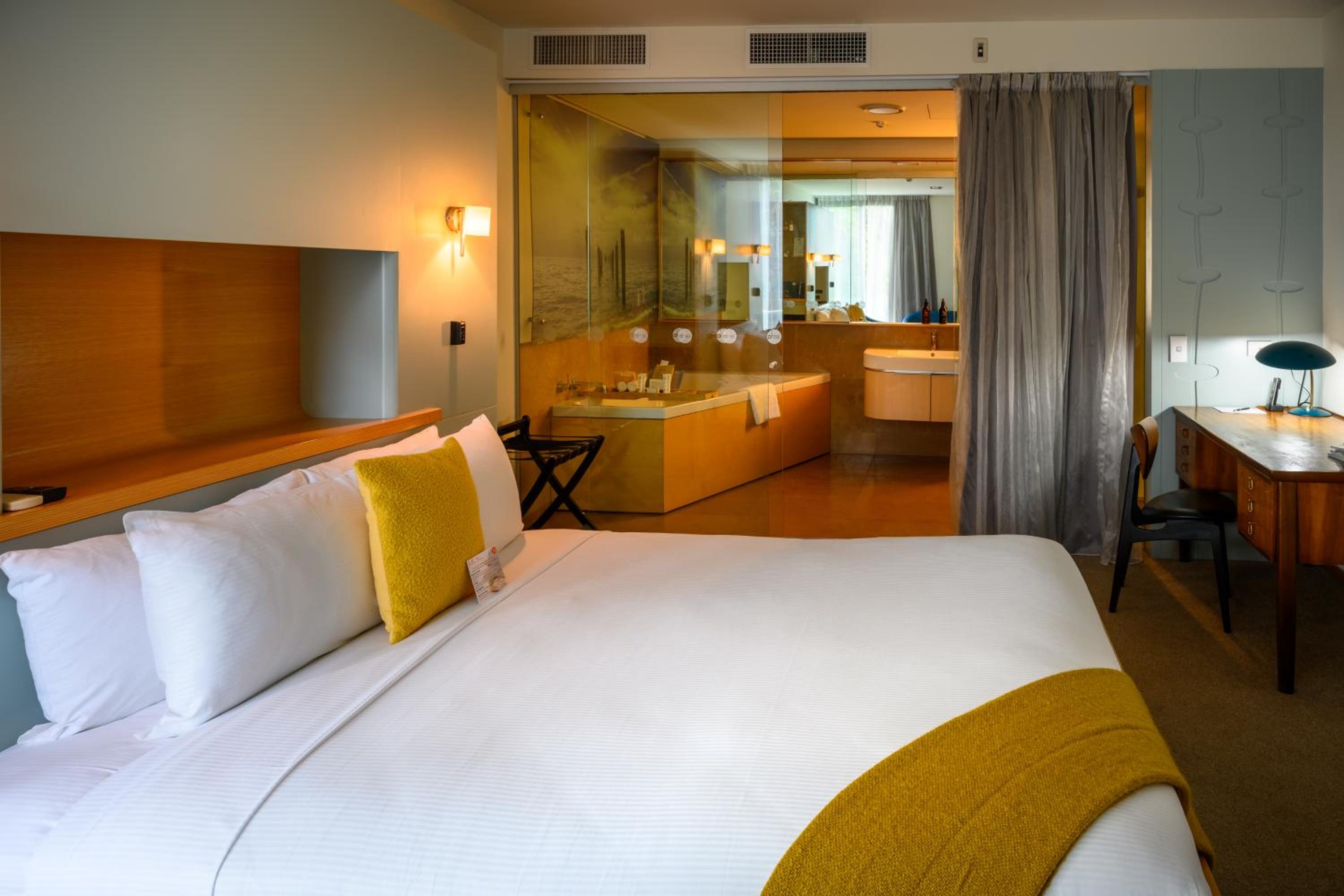 Deluxe King Room with Bath - Photo 7