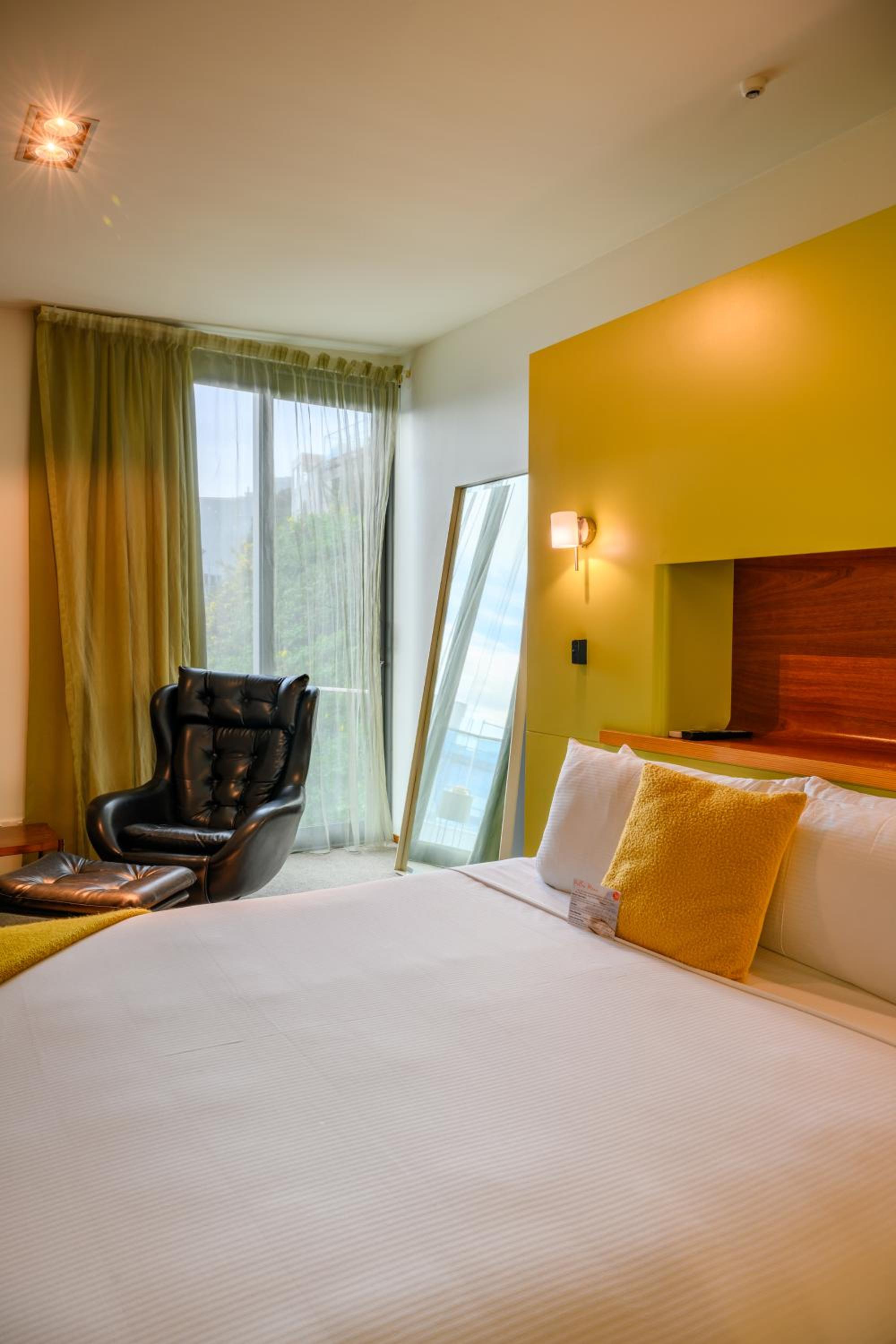 Deluxe King Room with Bath - Photo 5