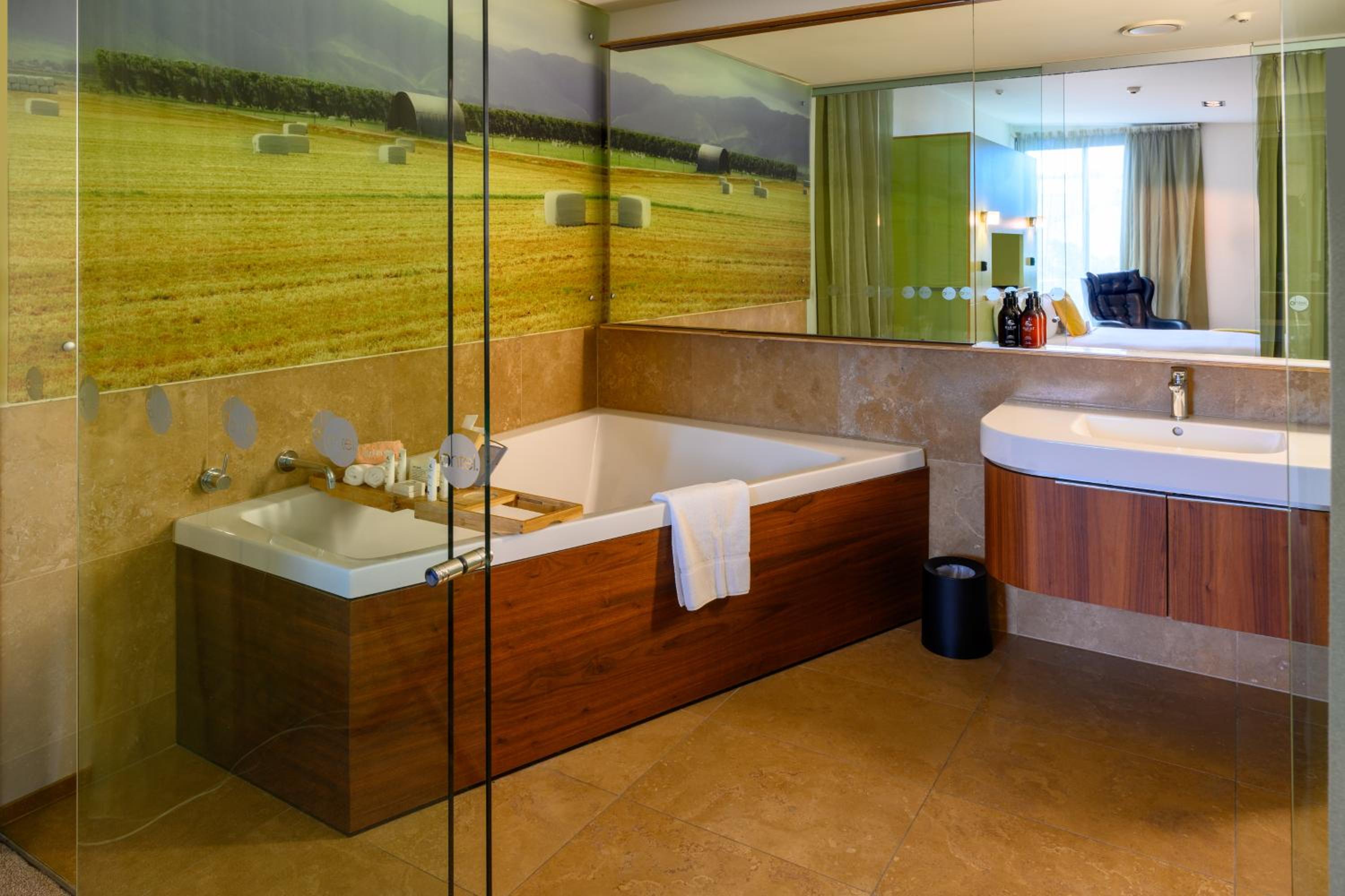 Deluxe King Room with Bath - Photo 2