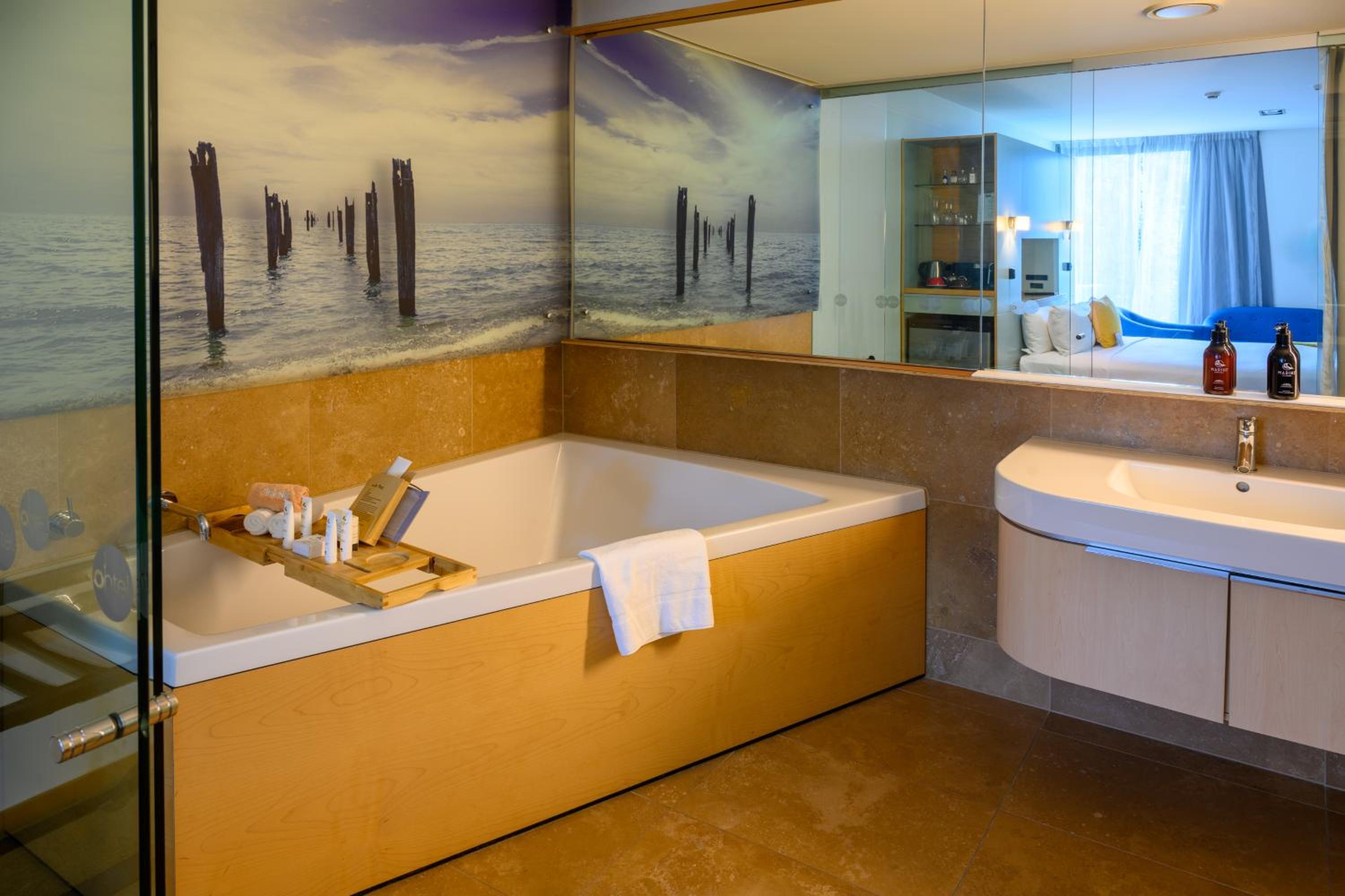 Deluxe King Room with Bath - Photo 3