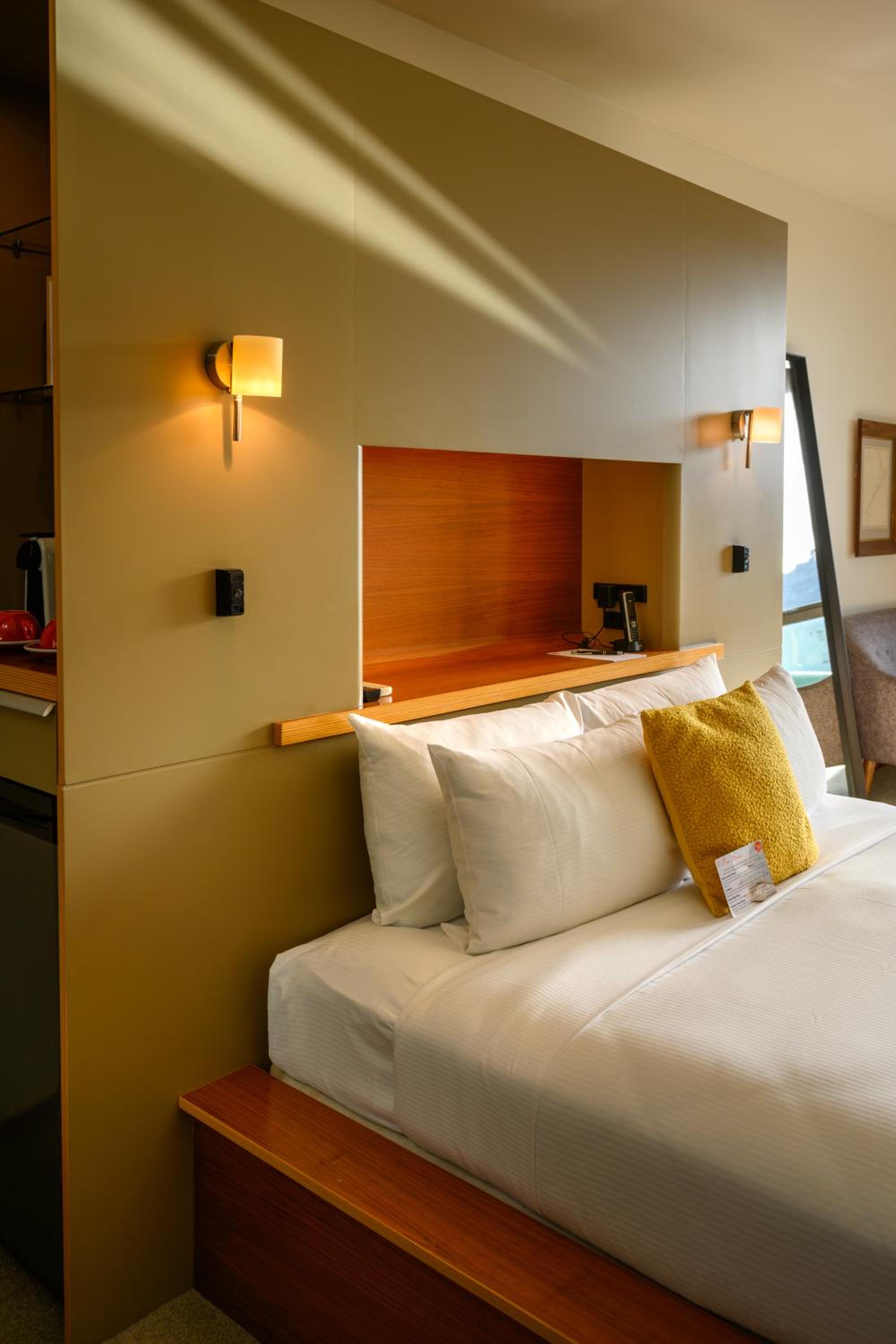Deluxe King Room with Bath - Photo 4