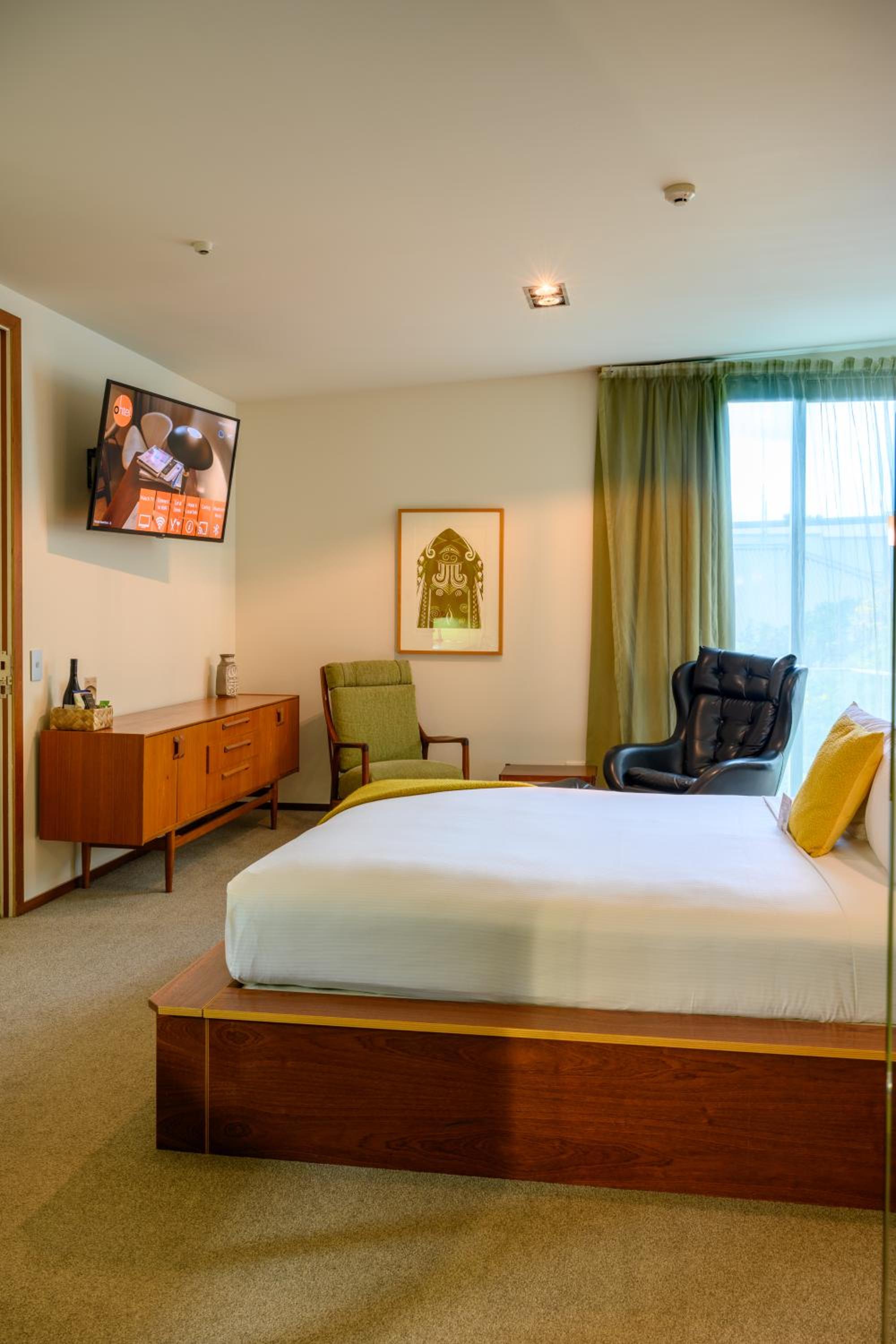 Deluxe King Room with Bath - Photo 9