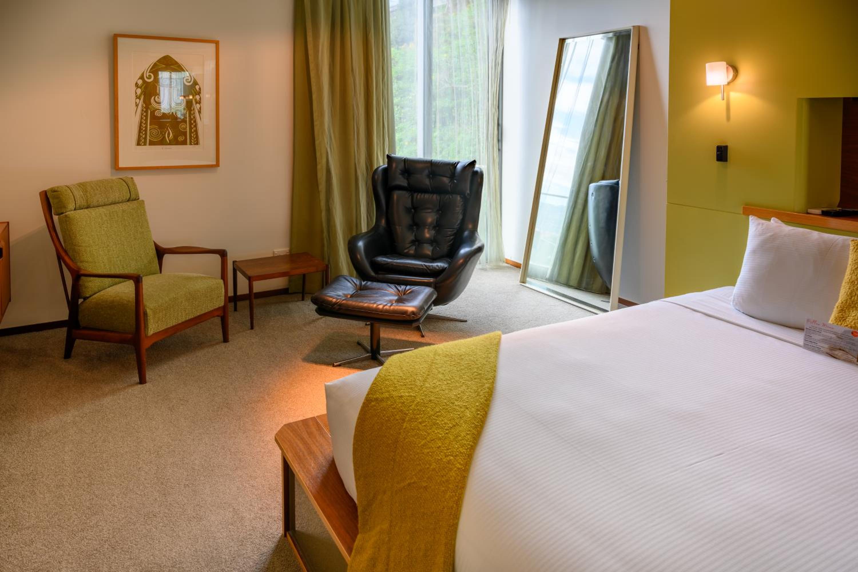 Deluxe King Room with Bath - Photo 8