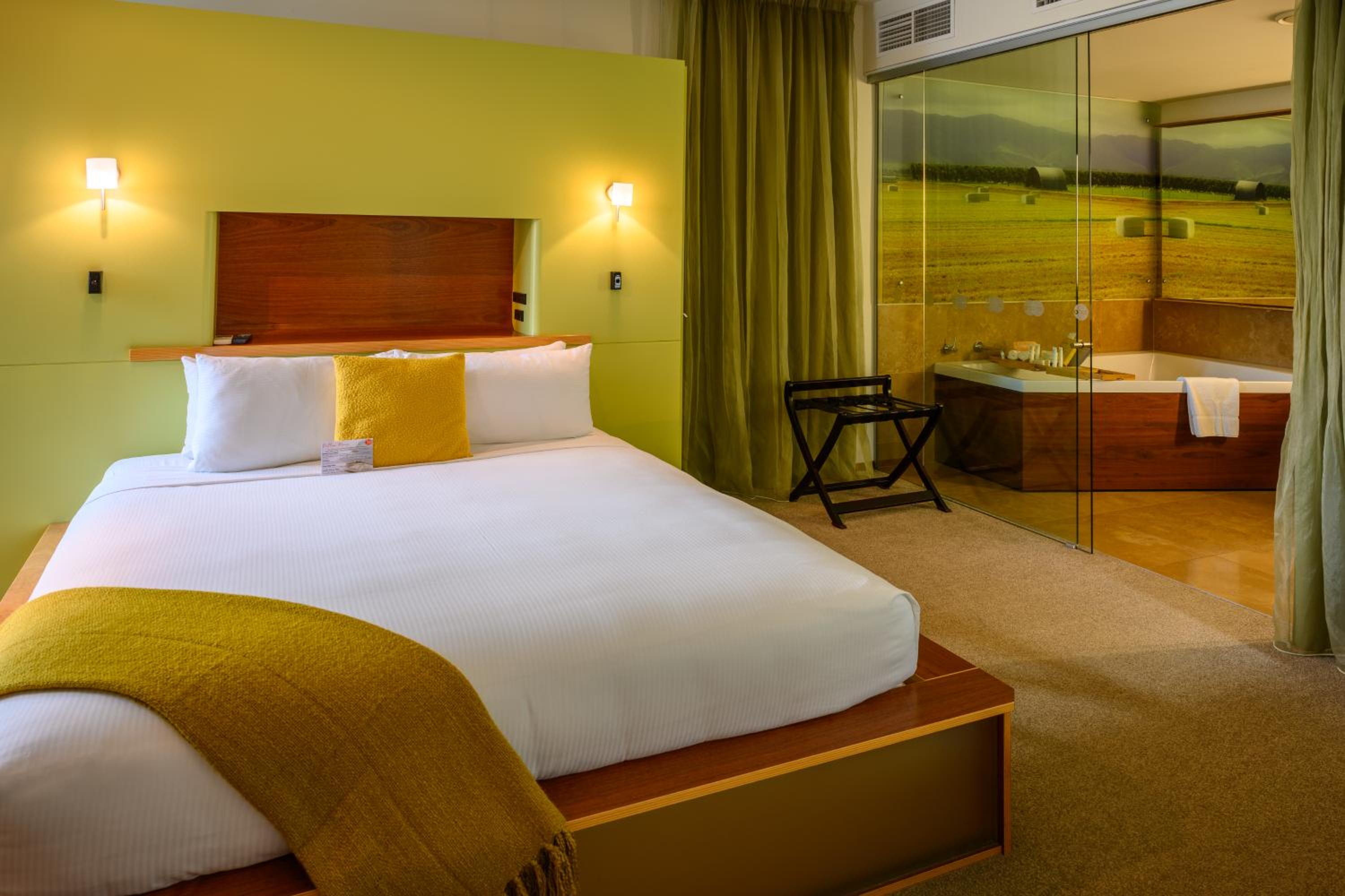 Deluxe King Room with Bath - Photo 12