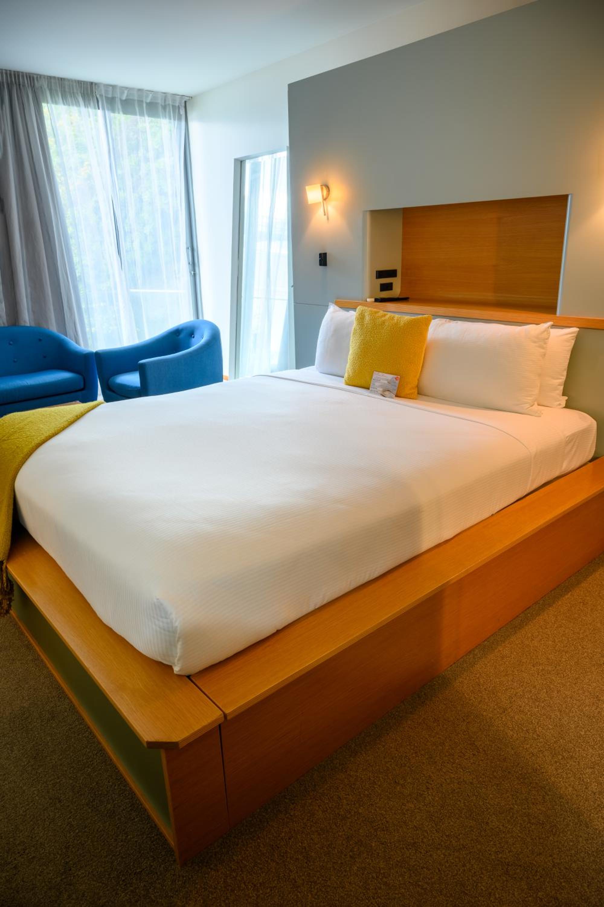 Deluxe King Room with Bath - Photo 11