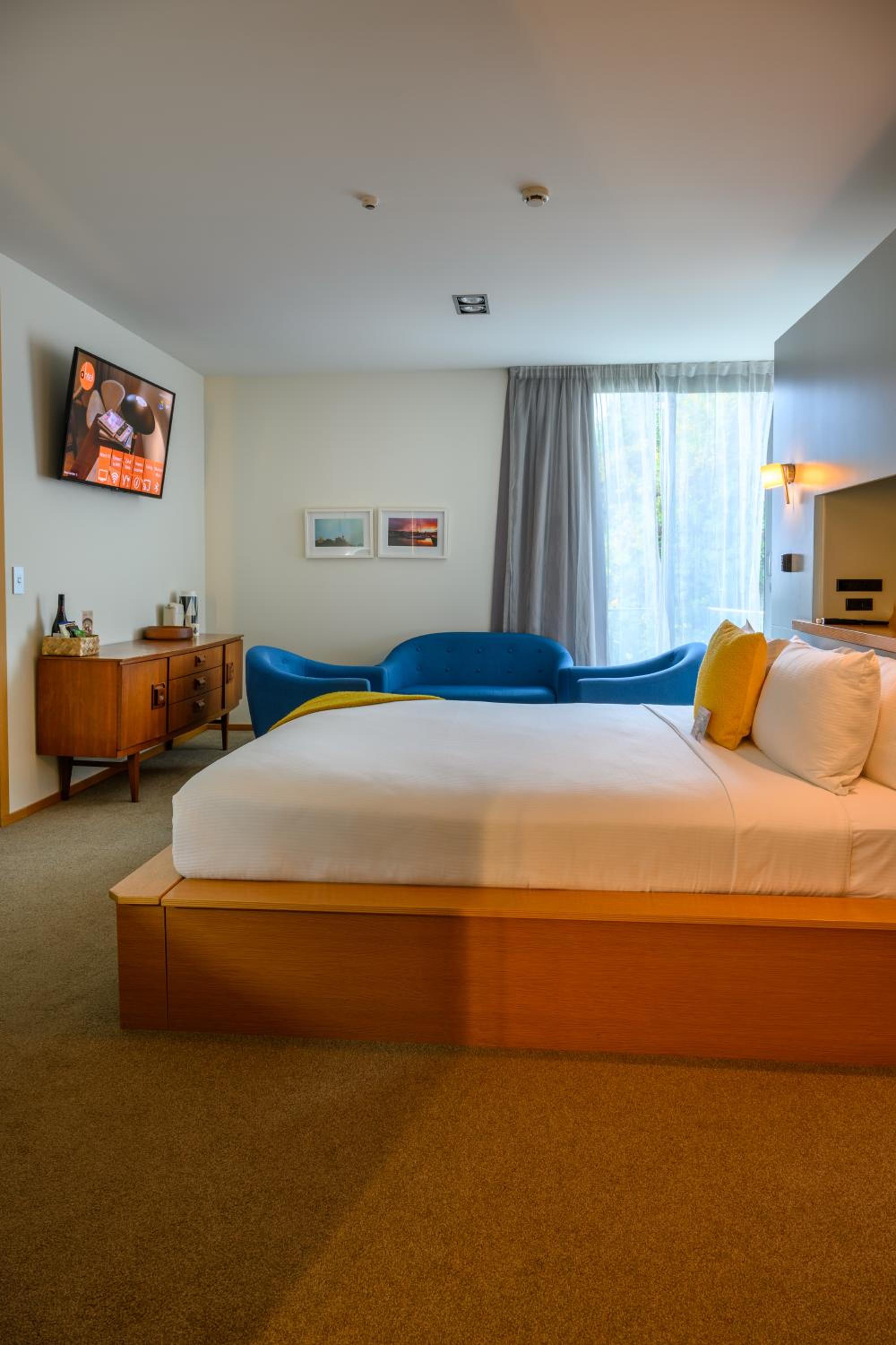 Deluxe King Room with Bath - Photo 13