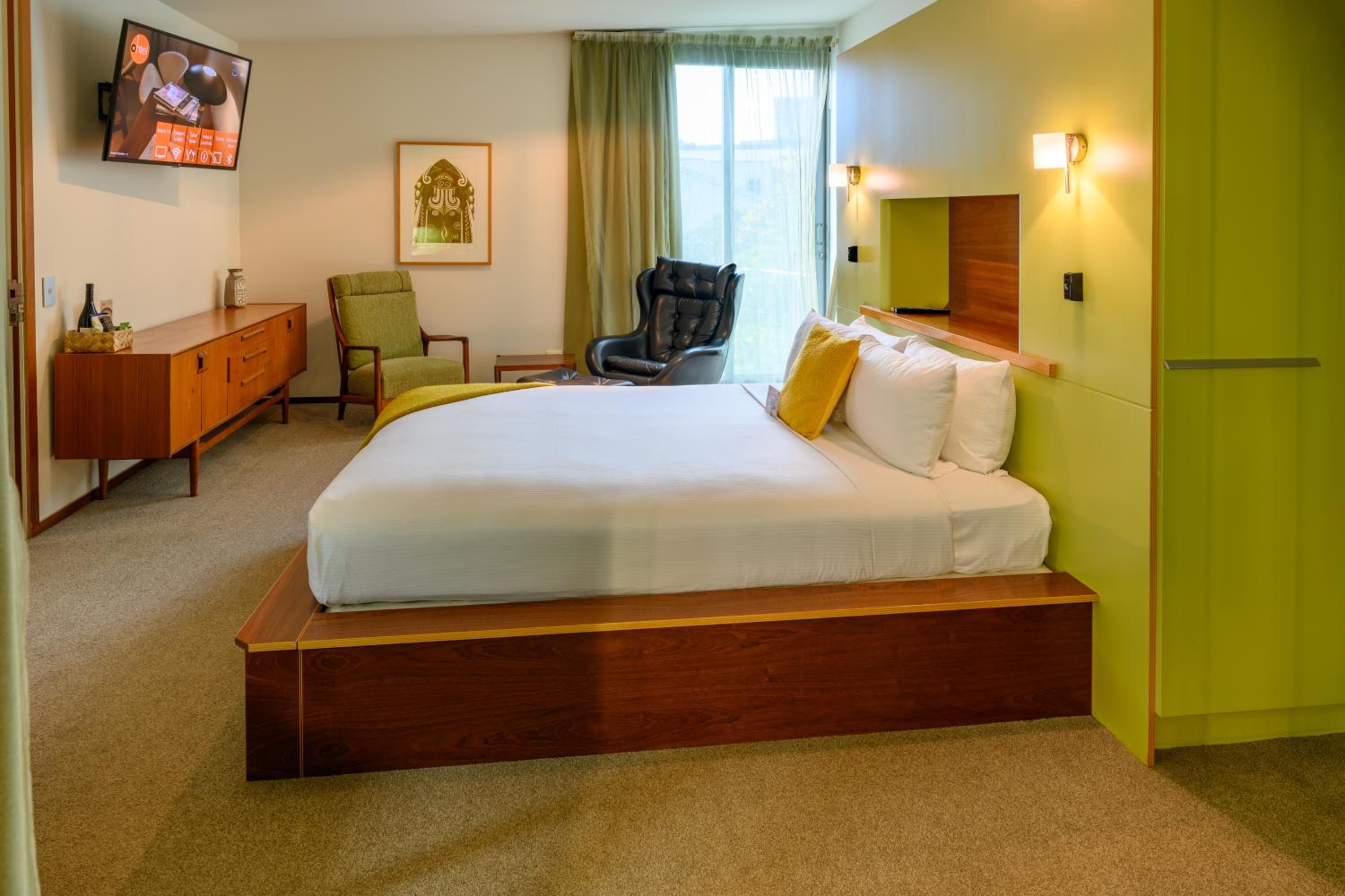 Deluxe King Room with Bath - Photo 16