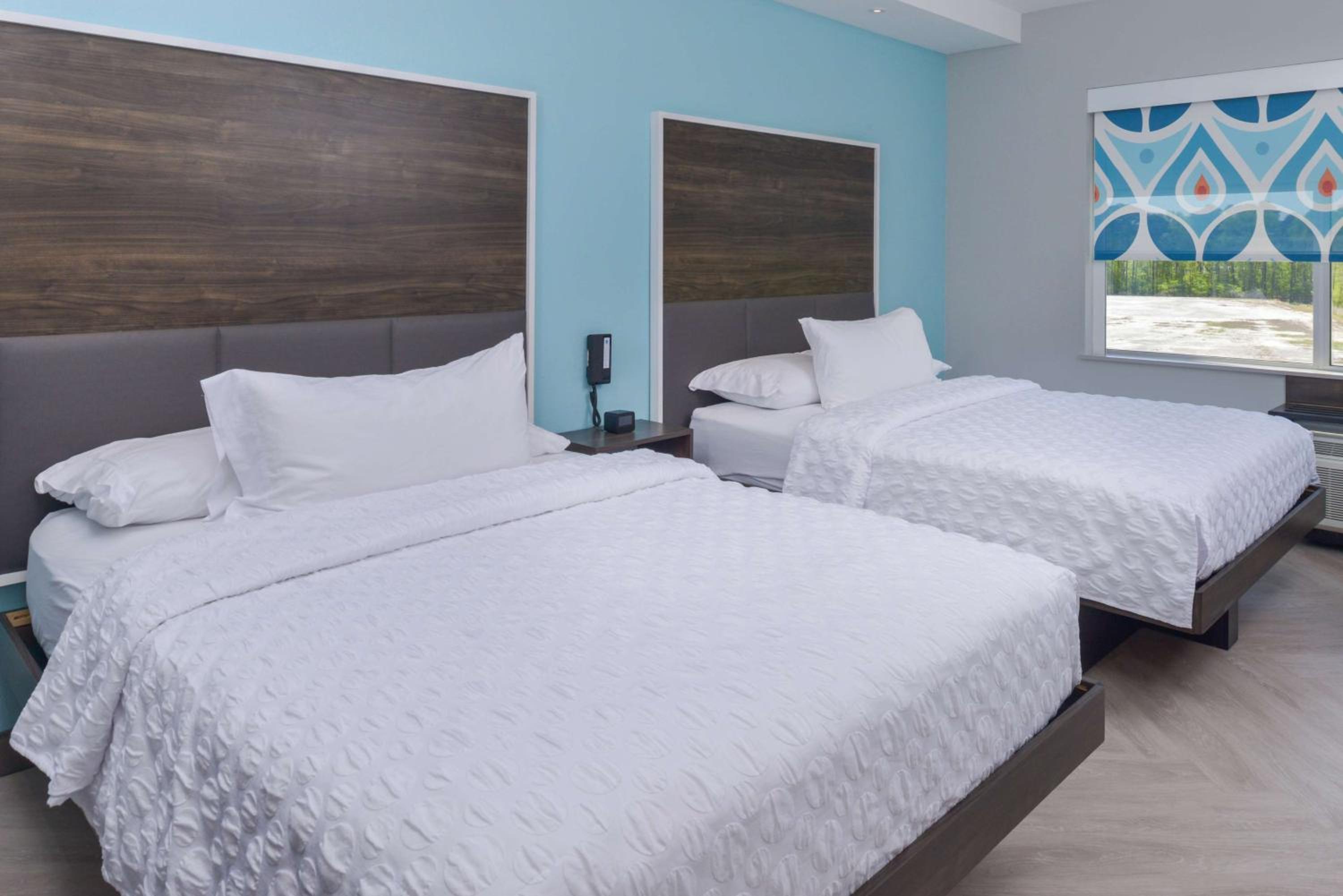 Queen Room with Two Queen Beds - Mobility Access photo 3