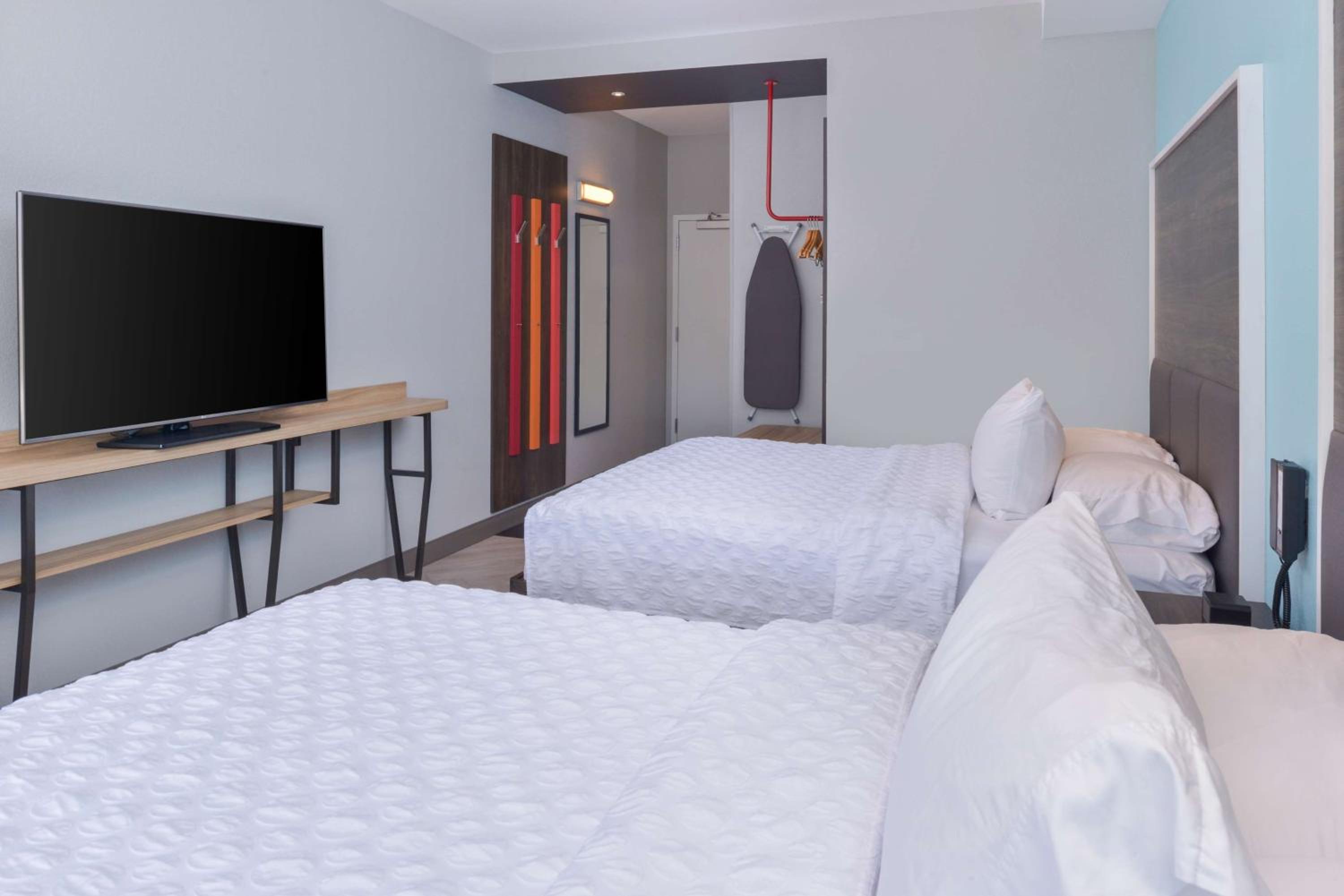 Queen Room with Two Queen Beds photo 3