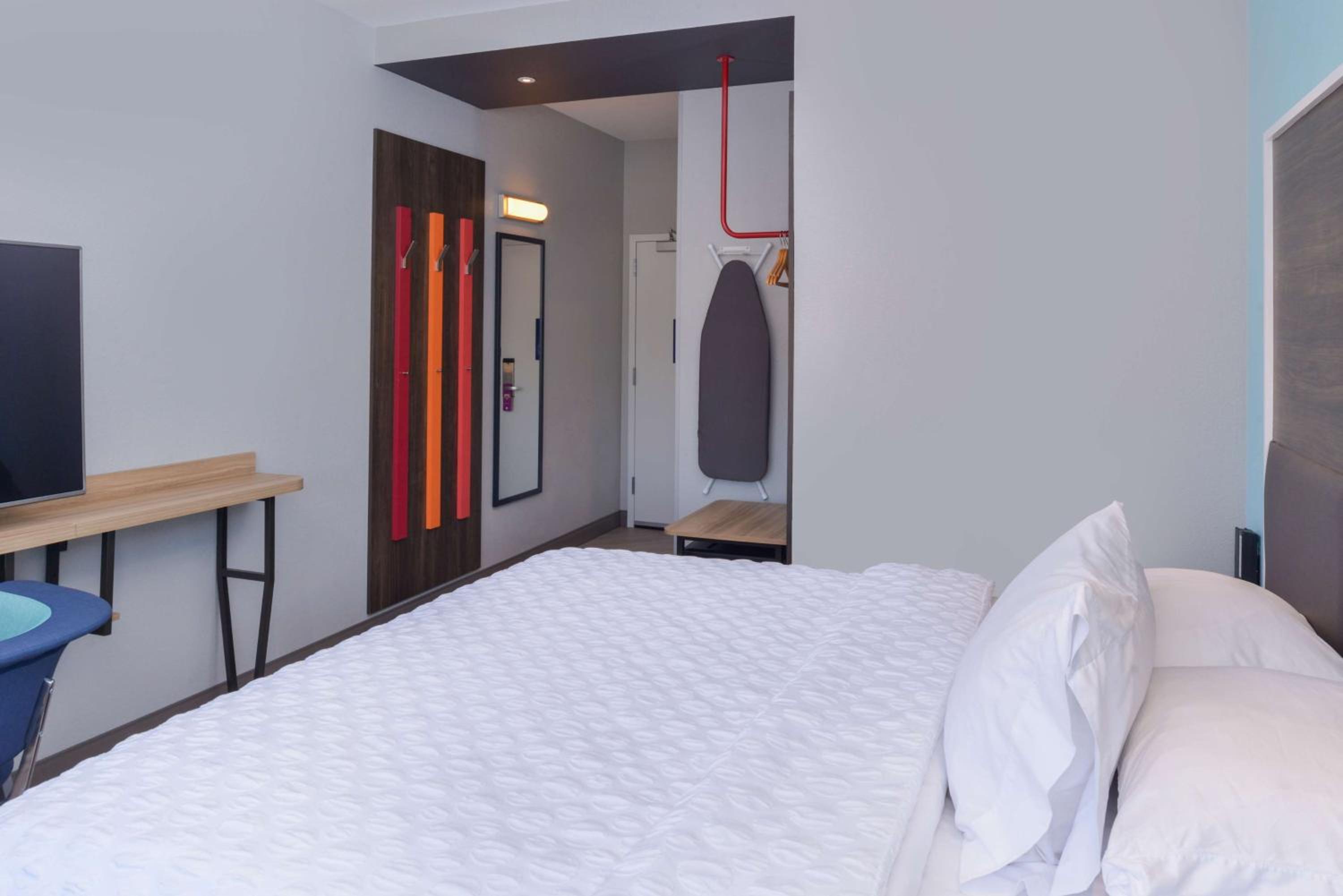 King Room with Roll-In Shower - Mobility Access at Tru By Hilton Little Rock West in Little Rock