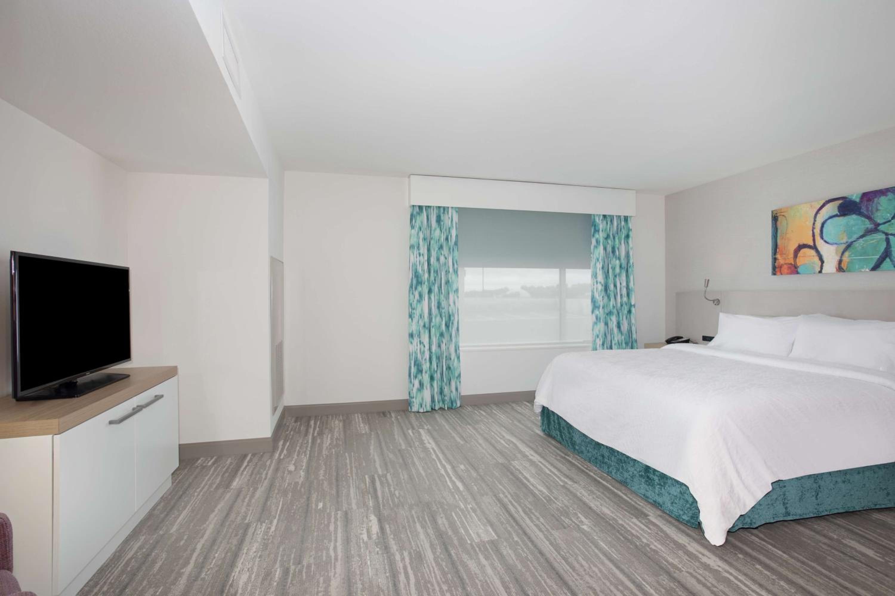 Junior King Suite with Bath Tub - Mobility Access photo 3