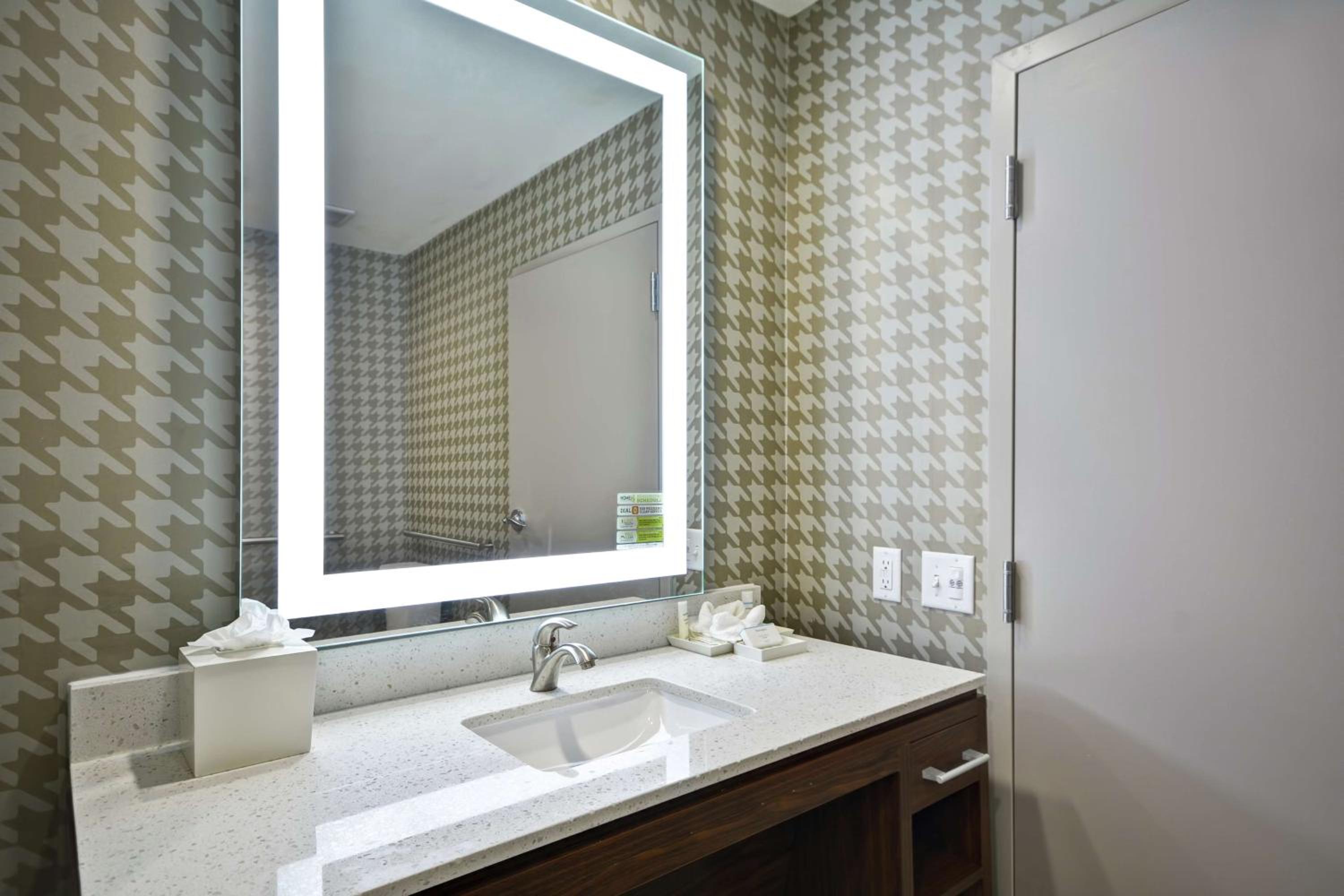 King Studio with Roll-In Shower - Disability Access/Non-Smoking photo 2