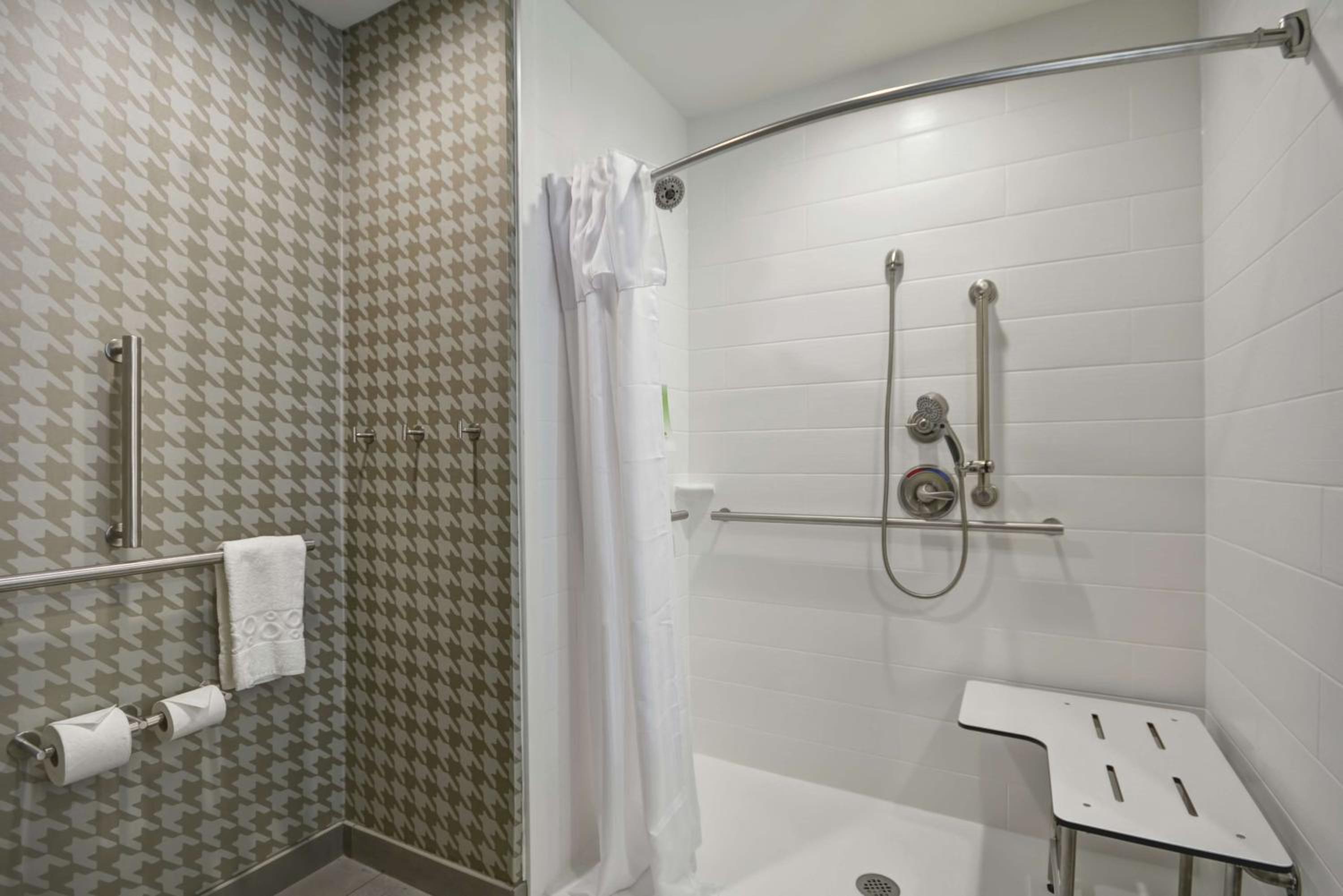 King Studio with Roll-In Shower - Disability Access/Non-Smoking photo 3