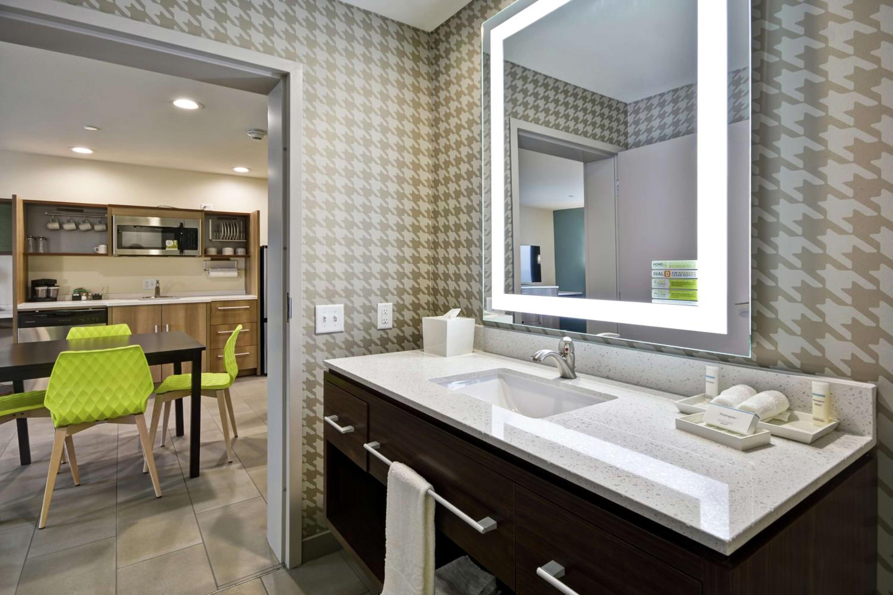 One-Bedroom King Suite - Non-Smoking photo 3