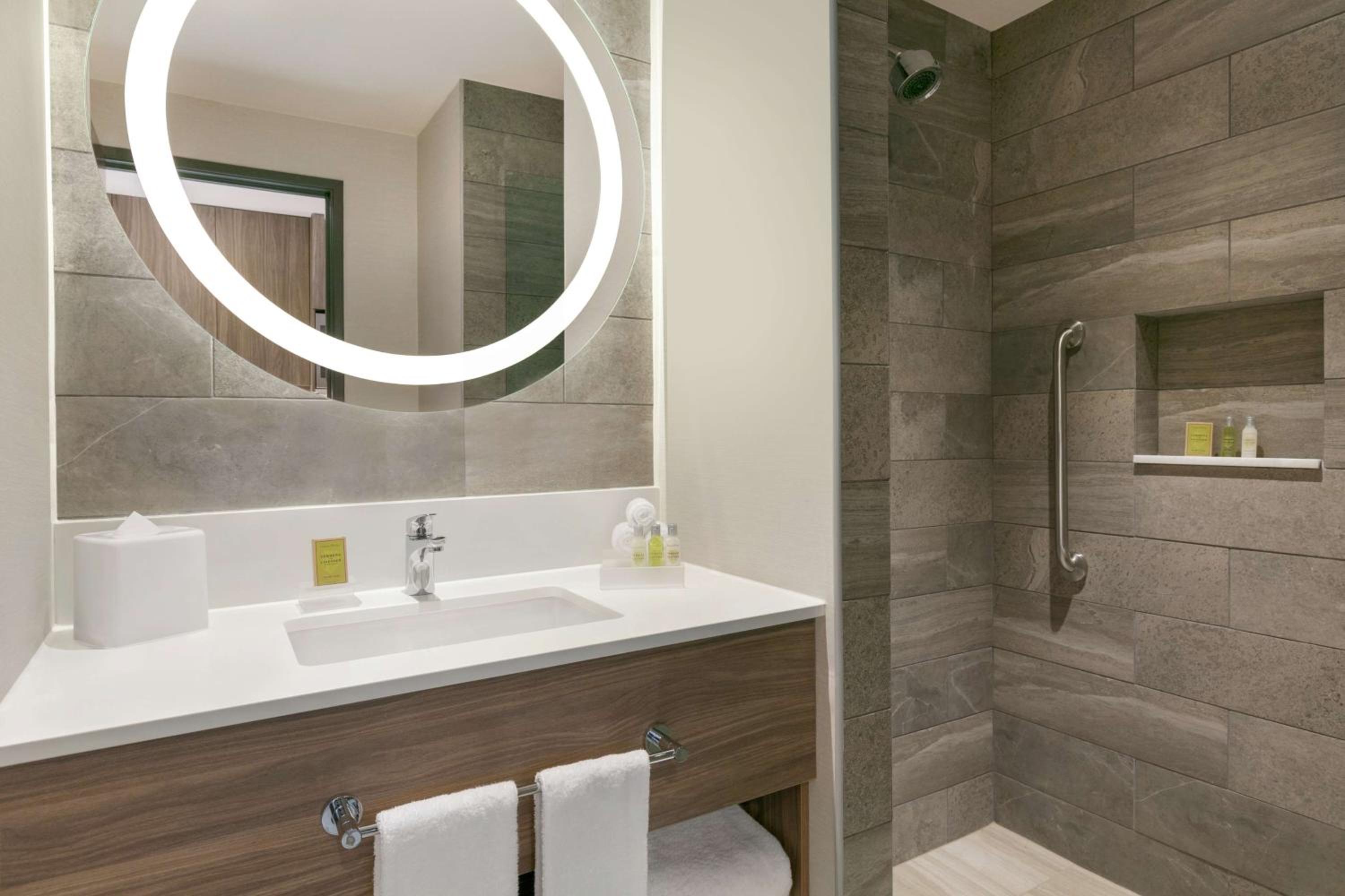 One-Bedroom King Suite - Non-Smoking thumbnail 5