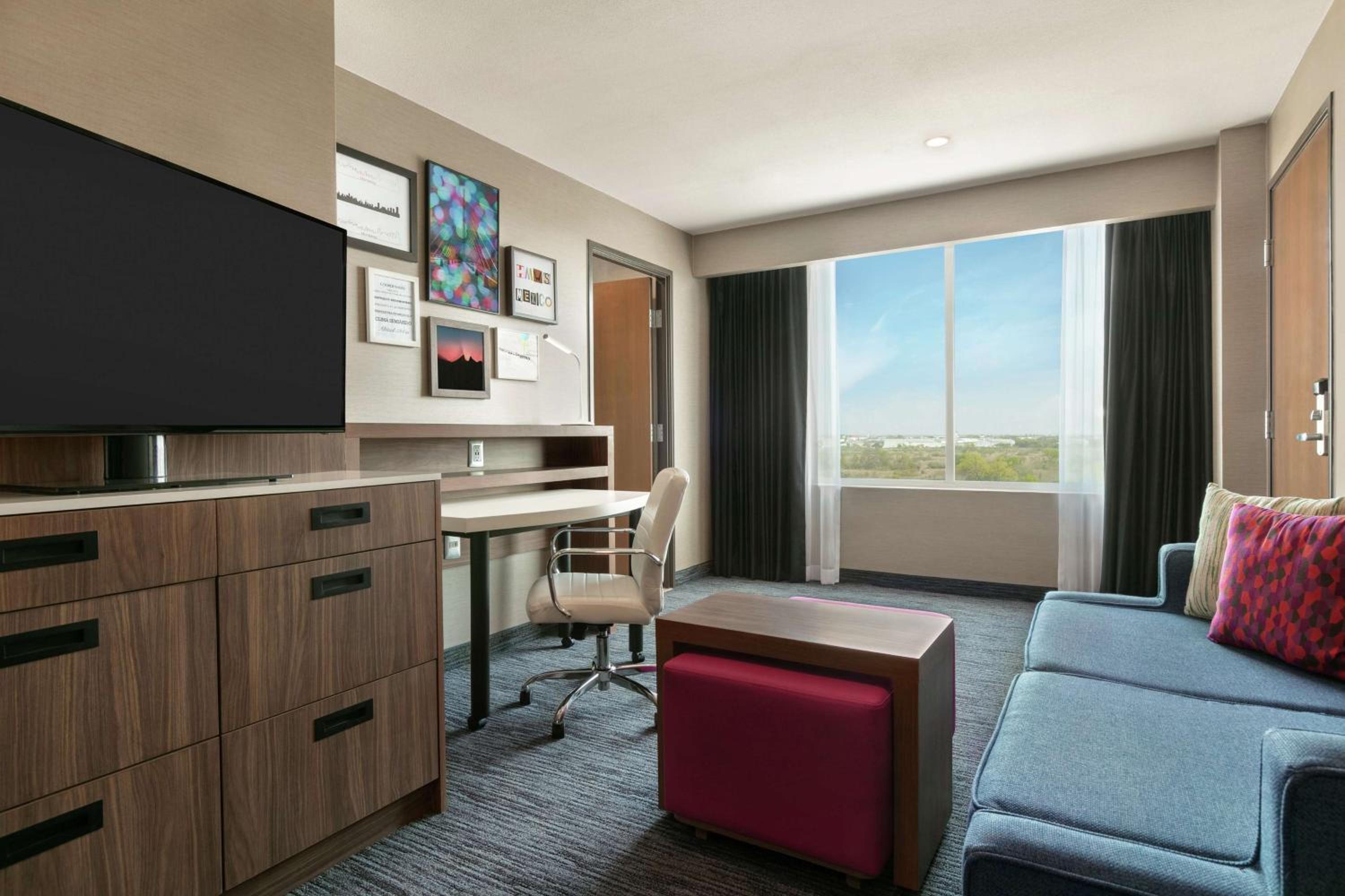 One-Bedroom King Suite - Non-Smoking