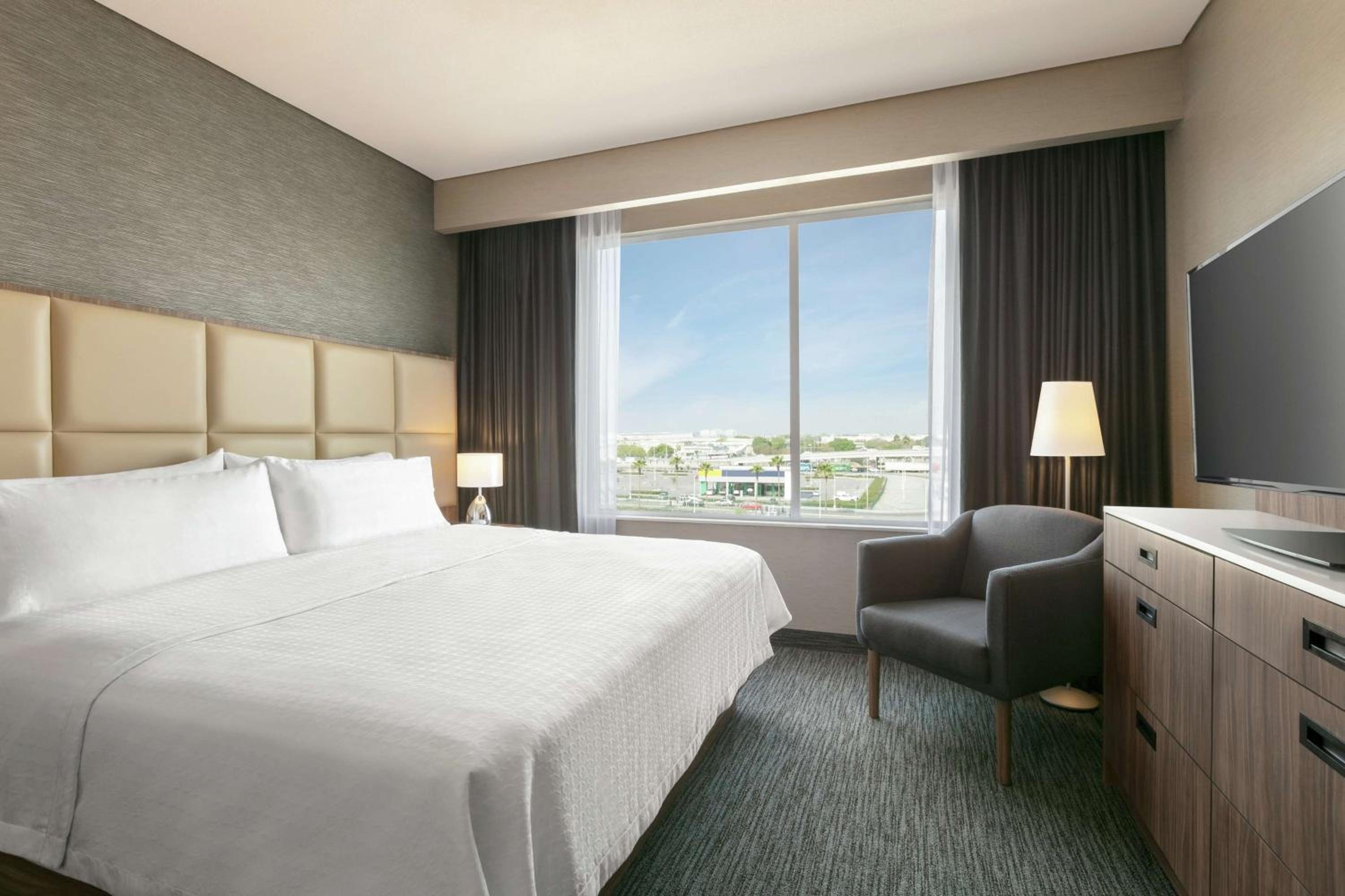 One-Bedroom King Suite - Non-Smoking
