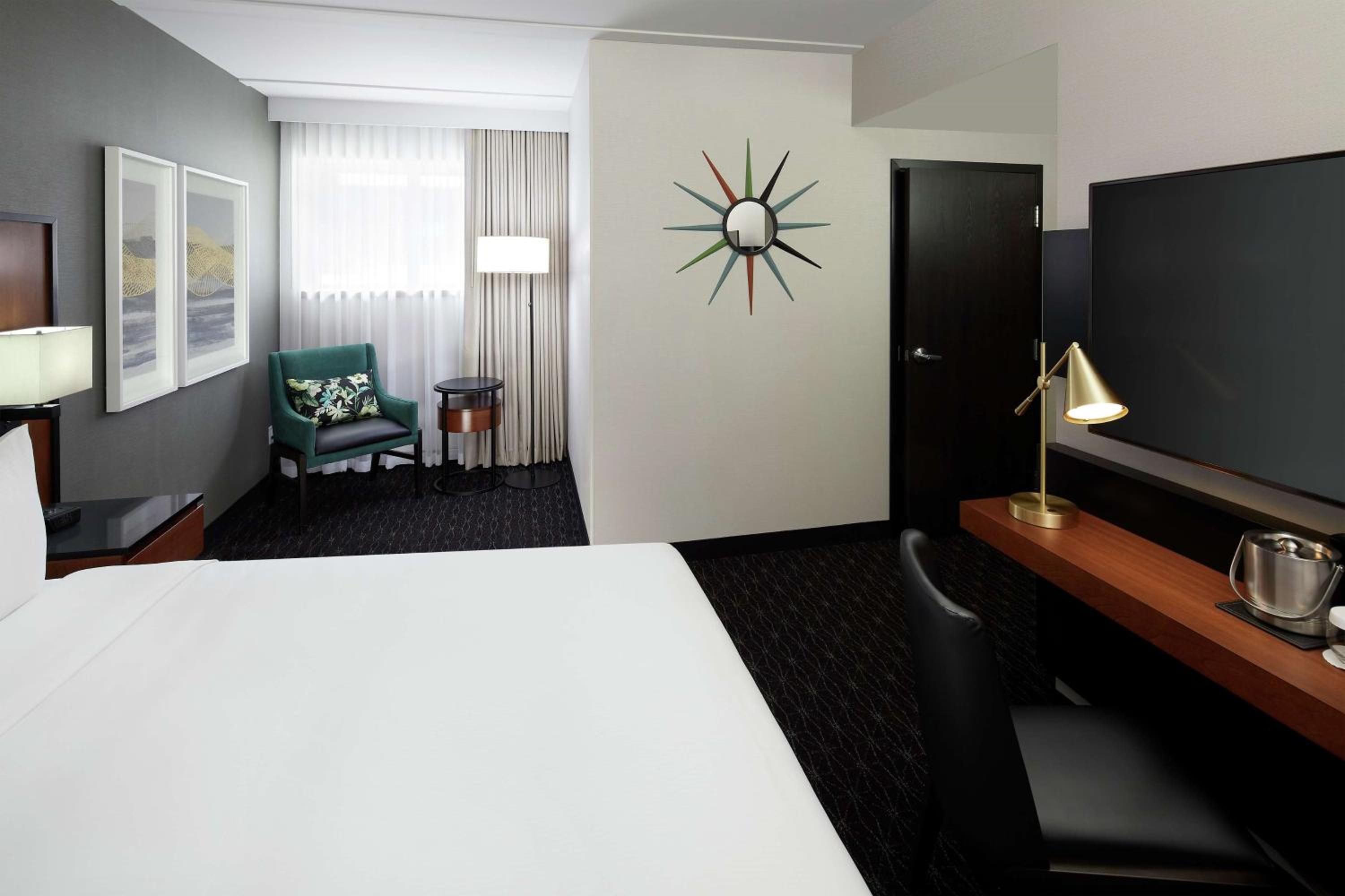 King Room with Roll-In Shower - Mobility Access - Photo 1