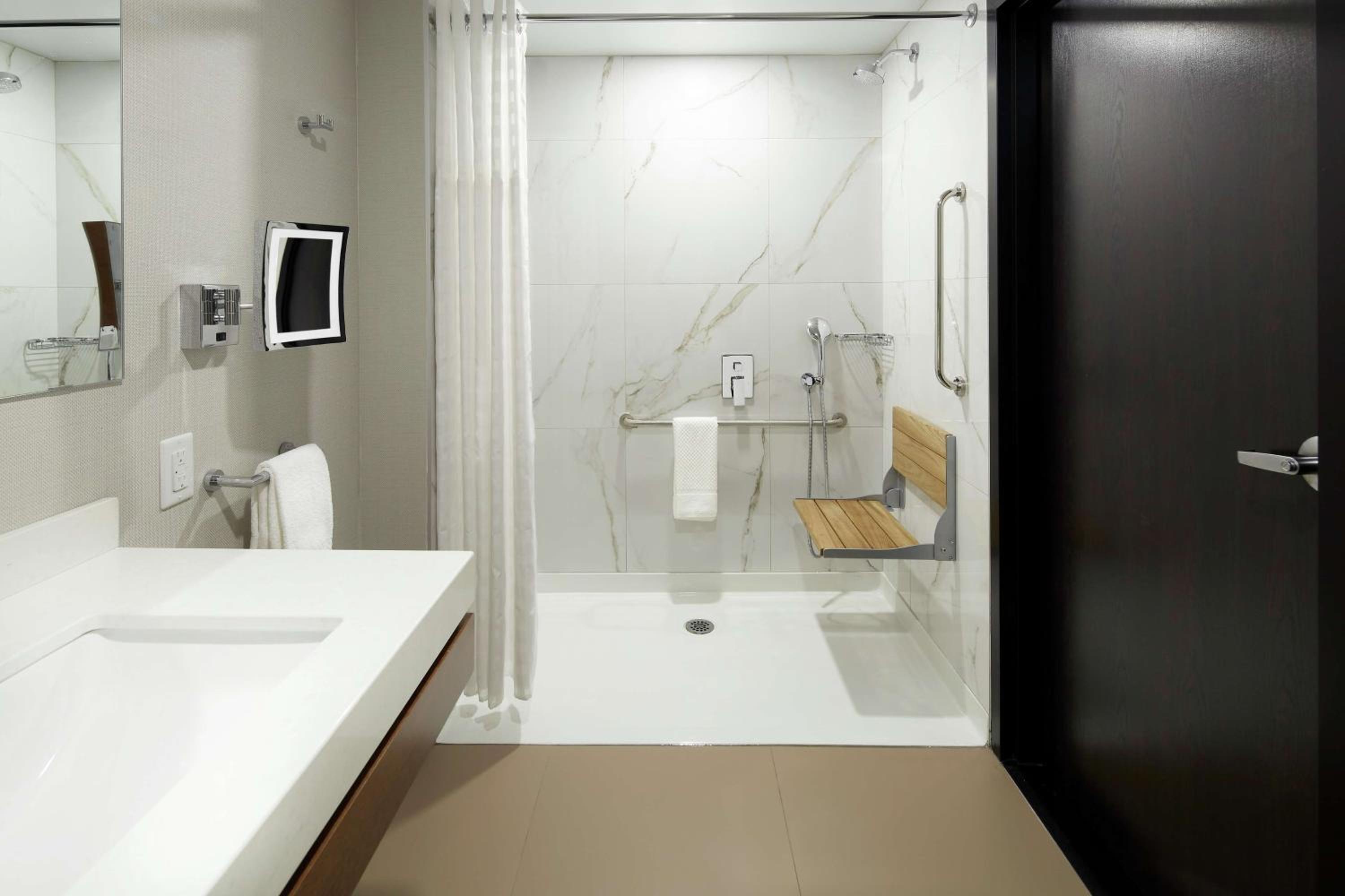 King Room with Roll-In Shower - Mobility Access - Photo 2