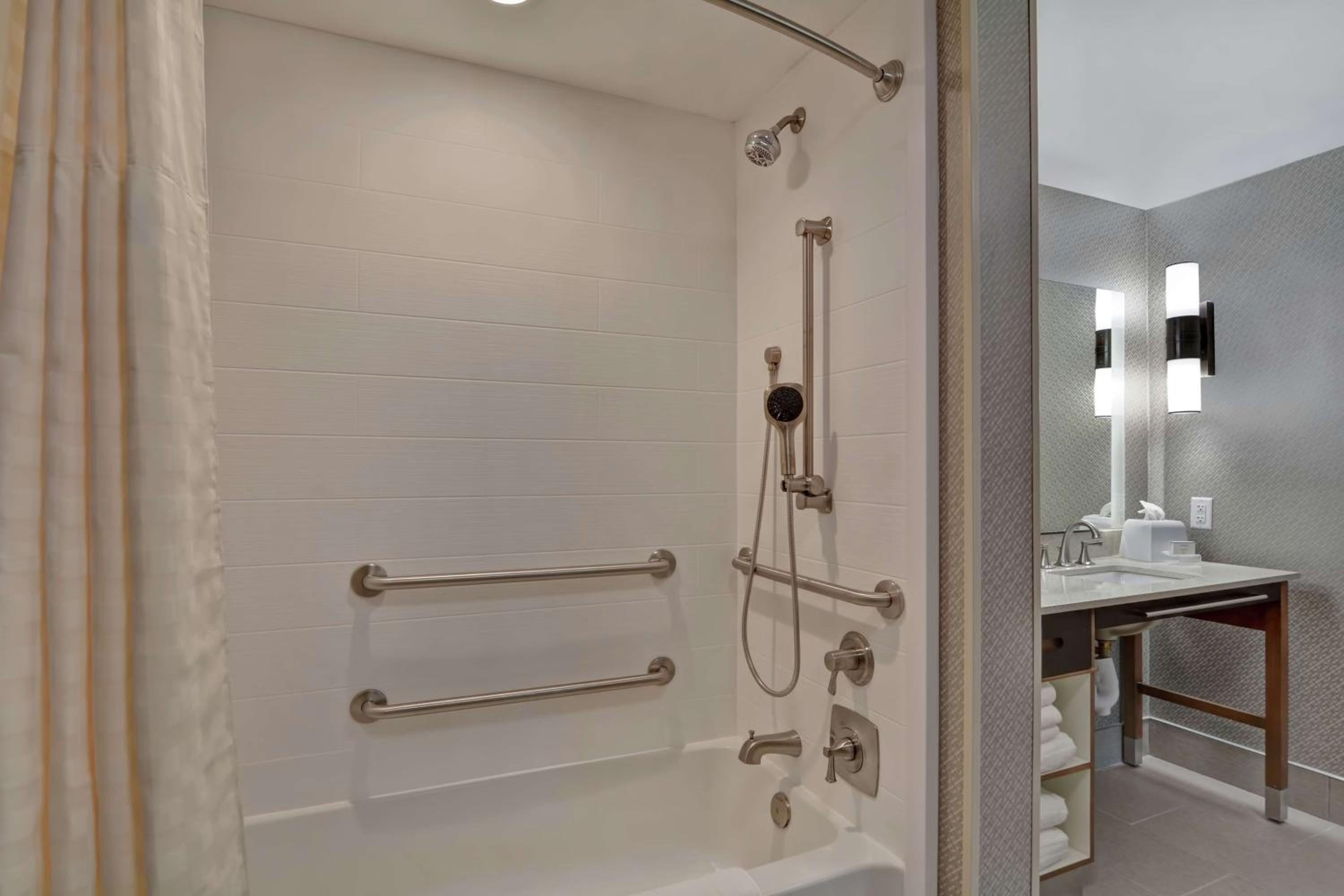 Queen Suite with Bath Tub - Mobility Access/Non-Smoking