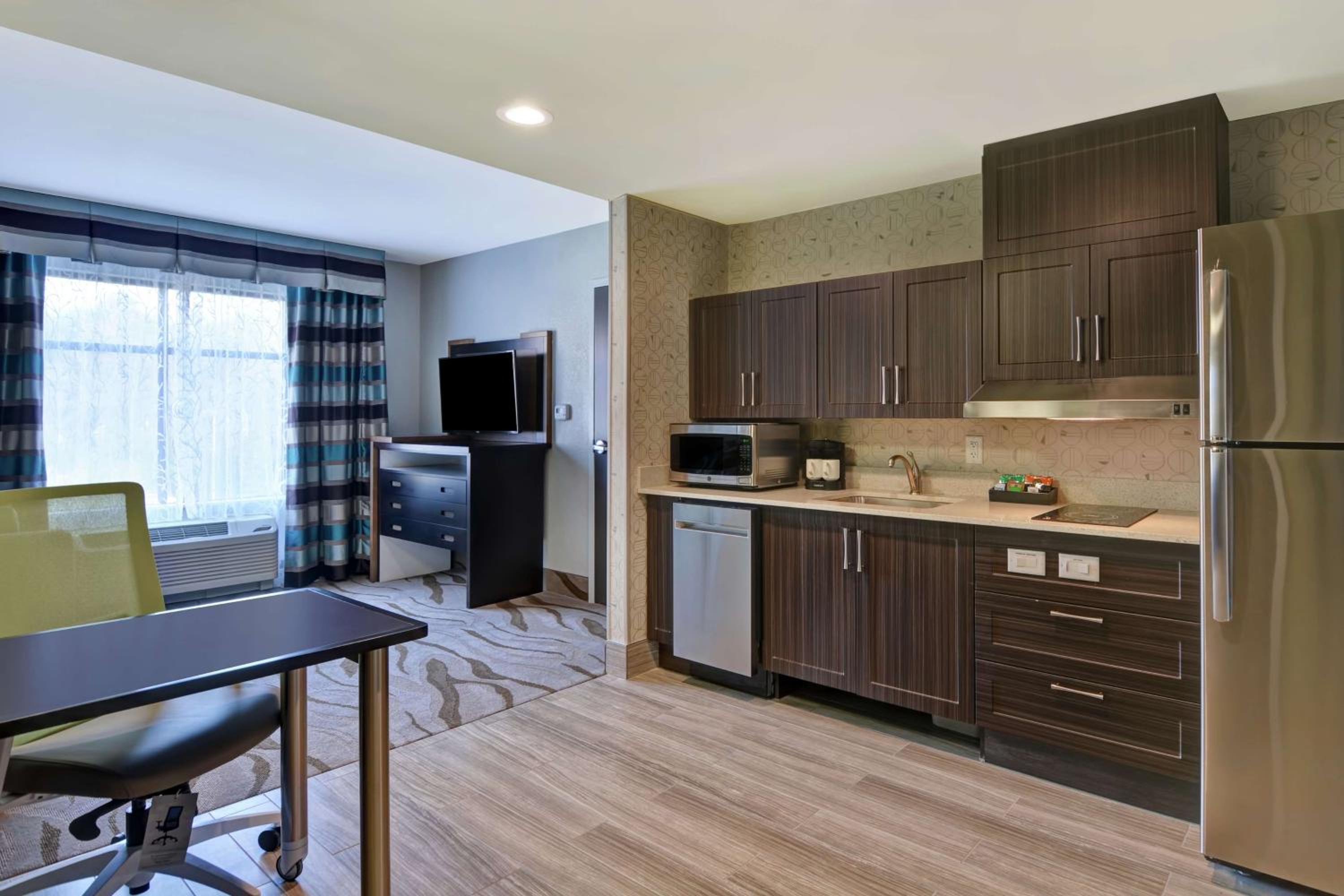 King Suite - Mobility Access/Non-Smoking