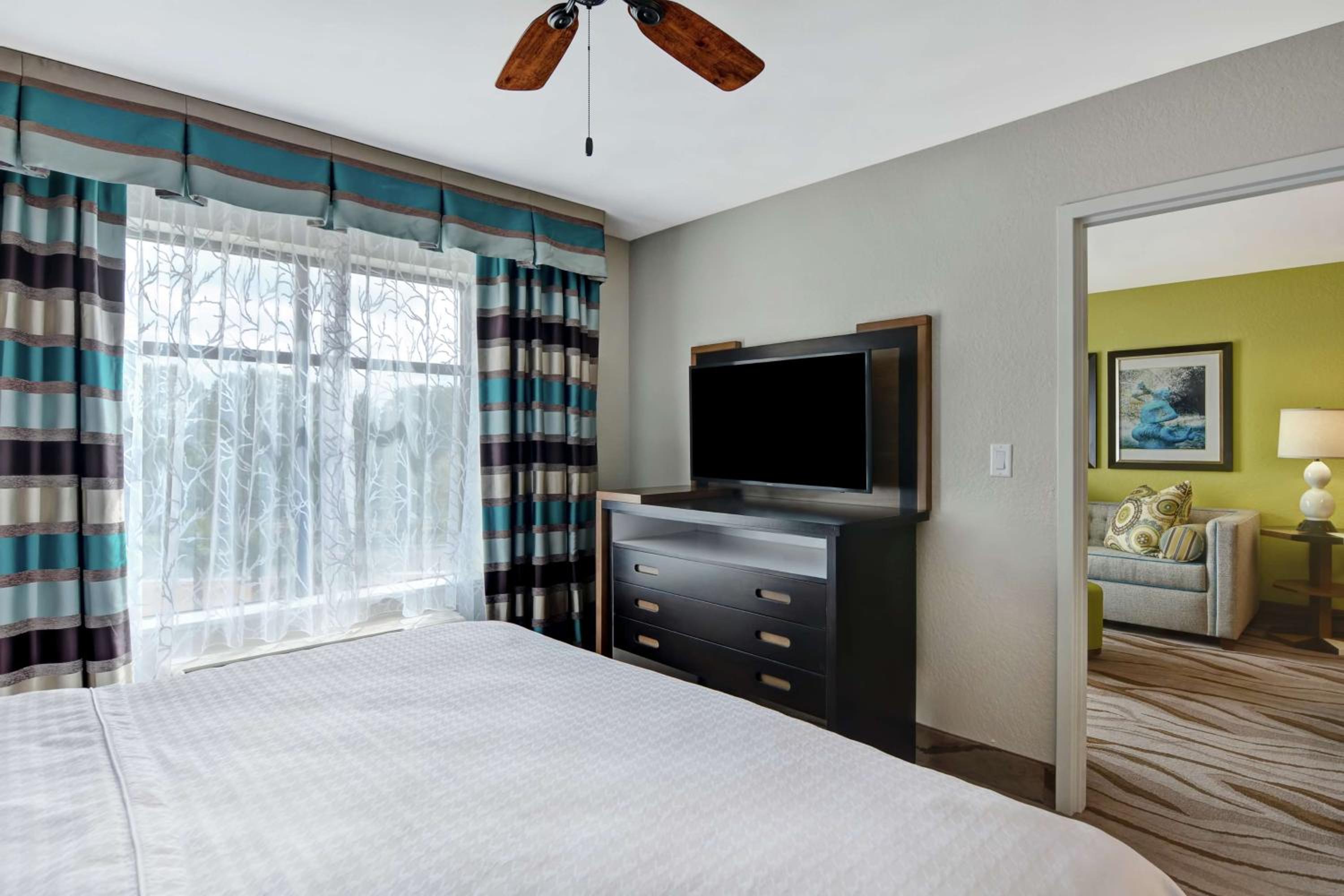 One-Bedroom King Suite - Non-Smoking