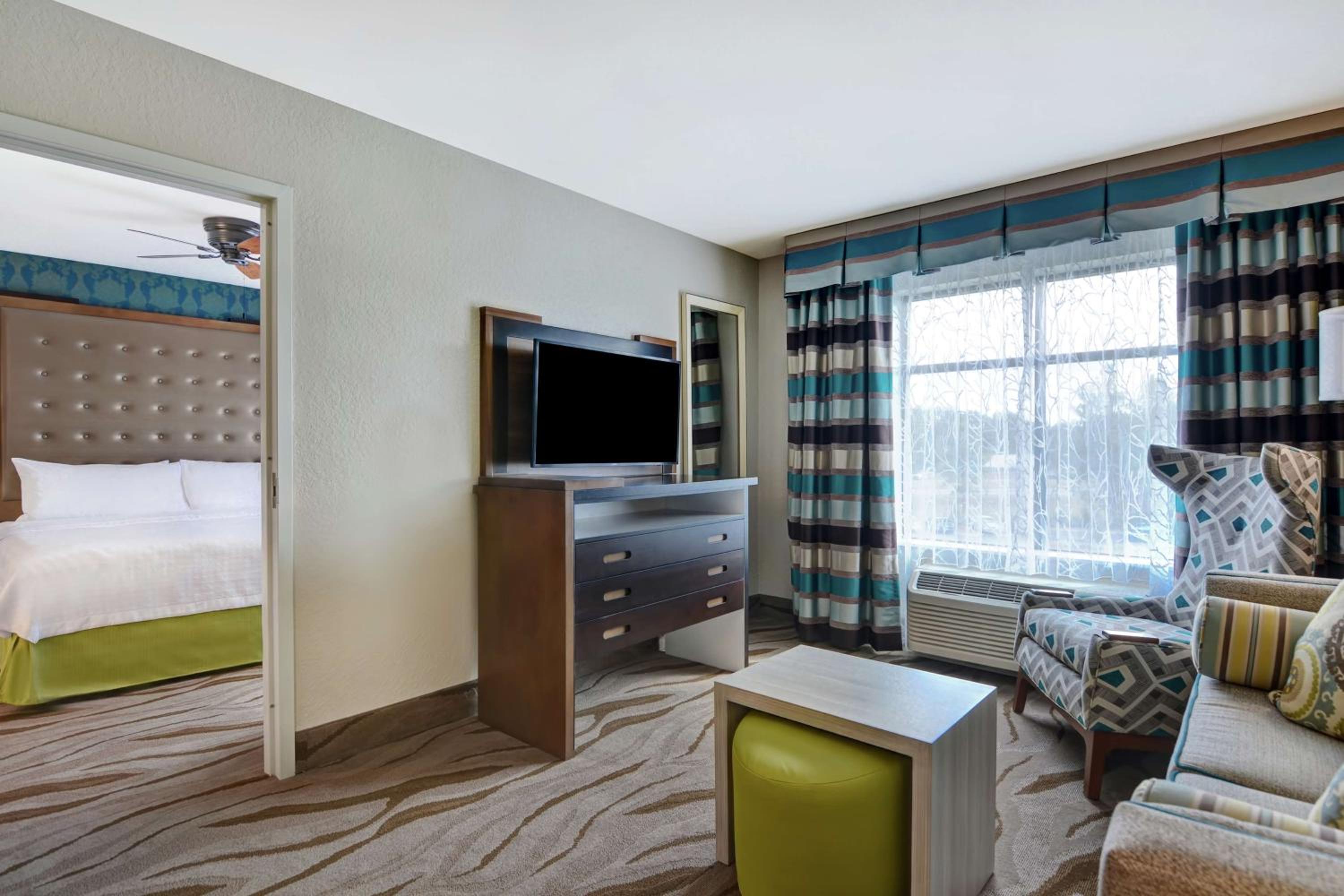 One-Bedroom King Suite - Non-Smoking thumbnail 5