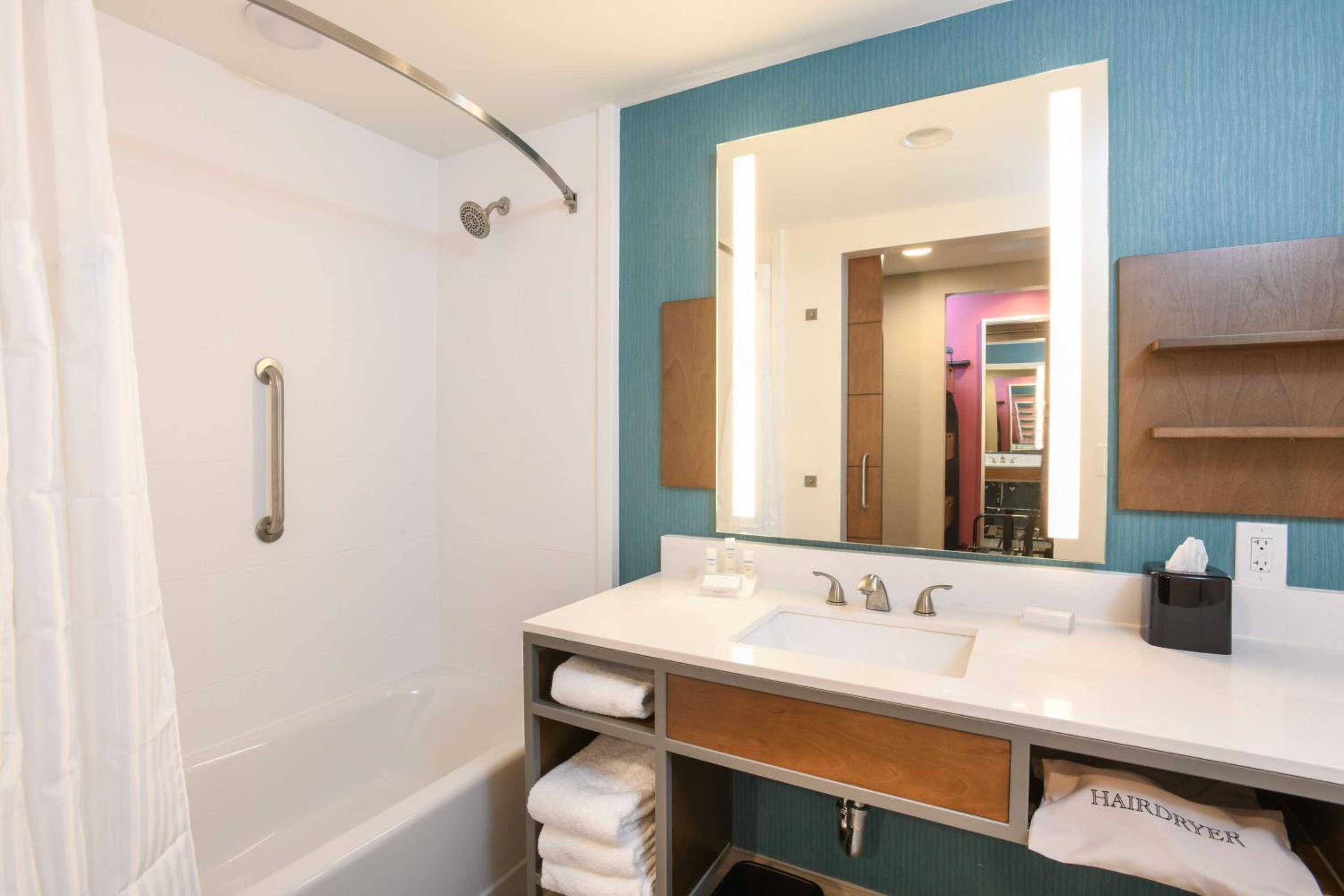 Queen Room with Two Queen Beds - Hearing Access