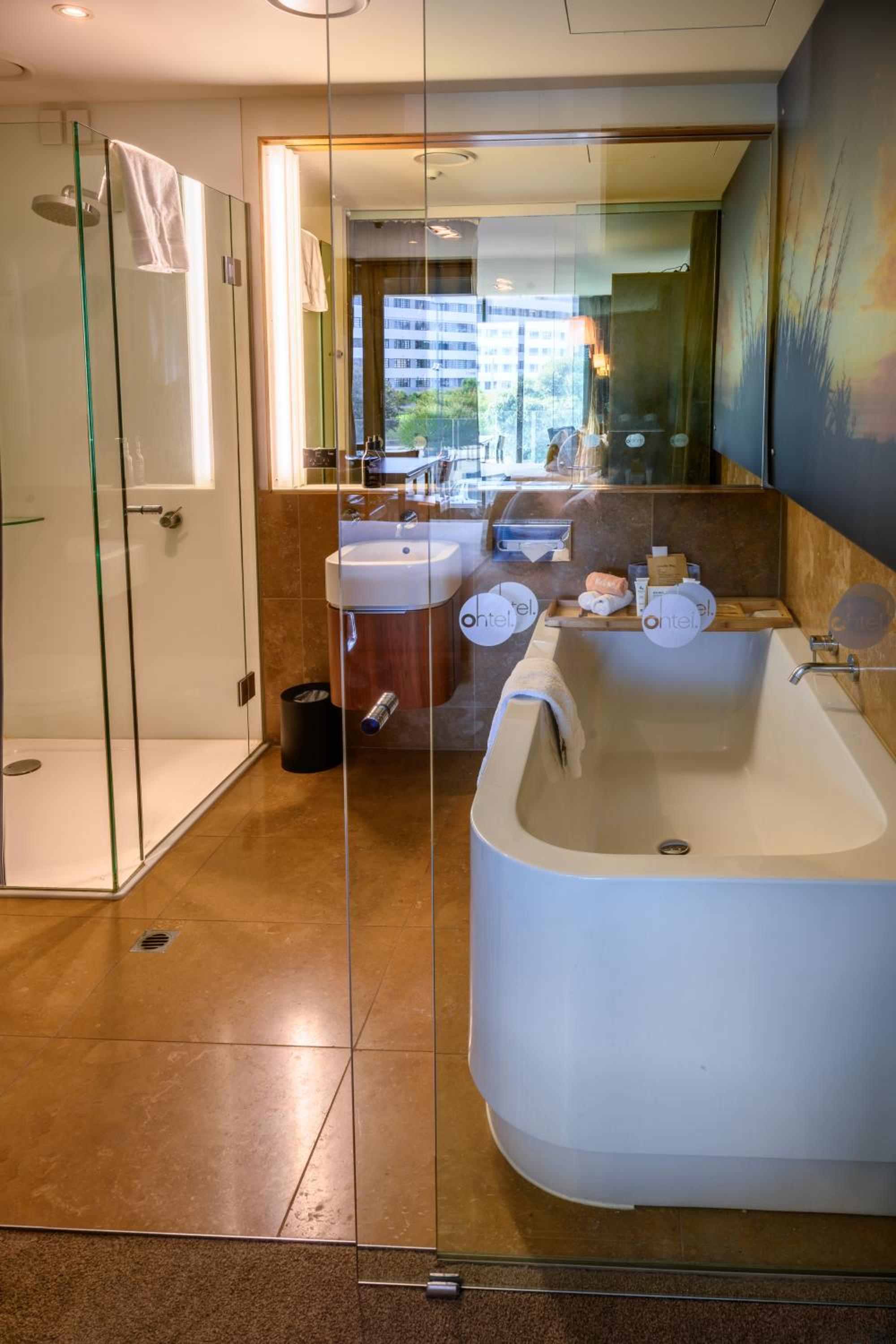 Suite - Photo 21