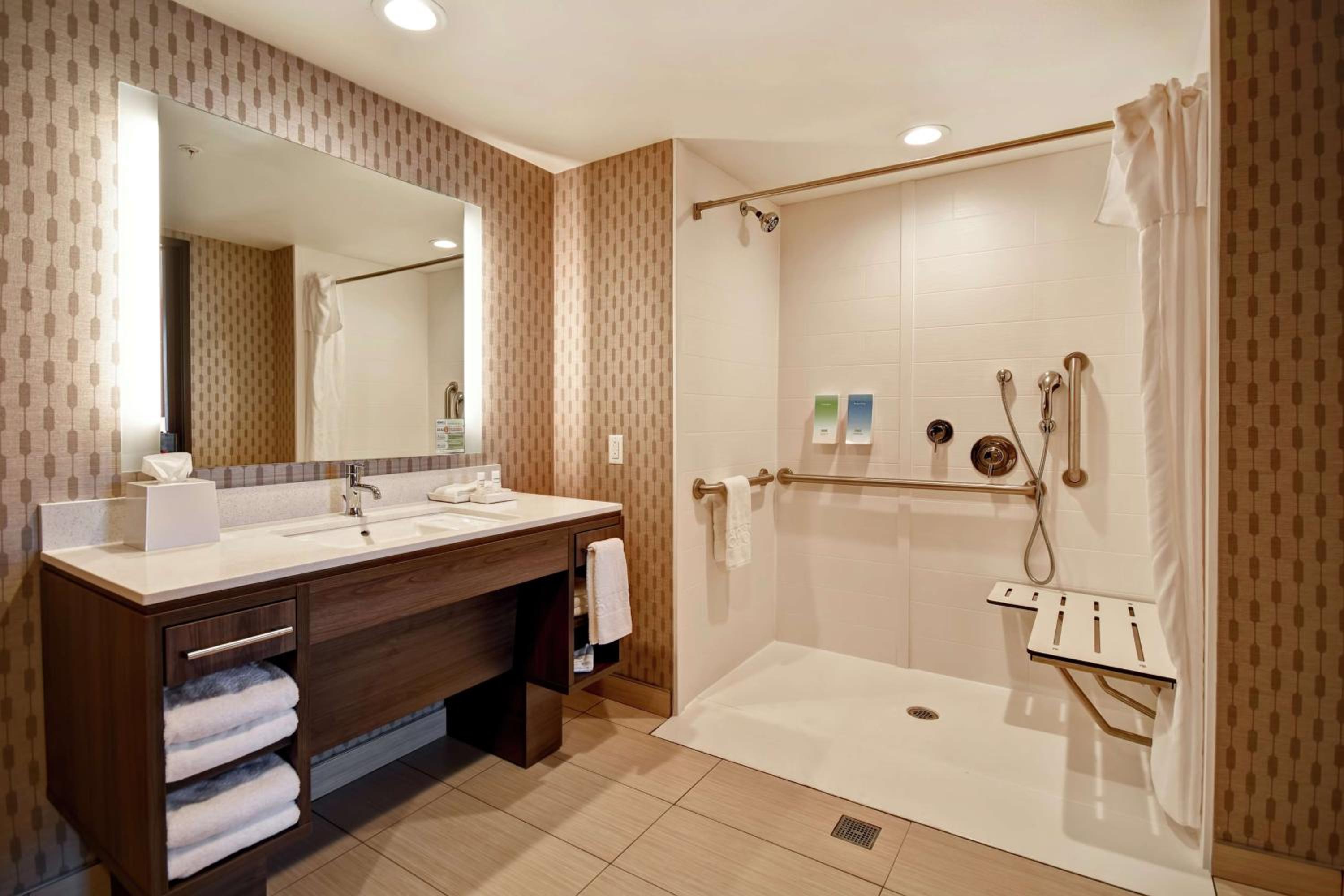 King Suite - Hearing Access/Non-Smoking photo 2