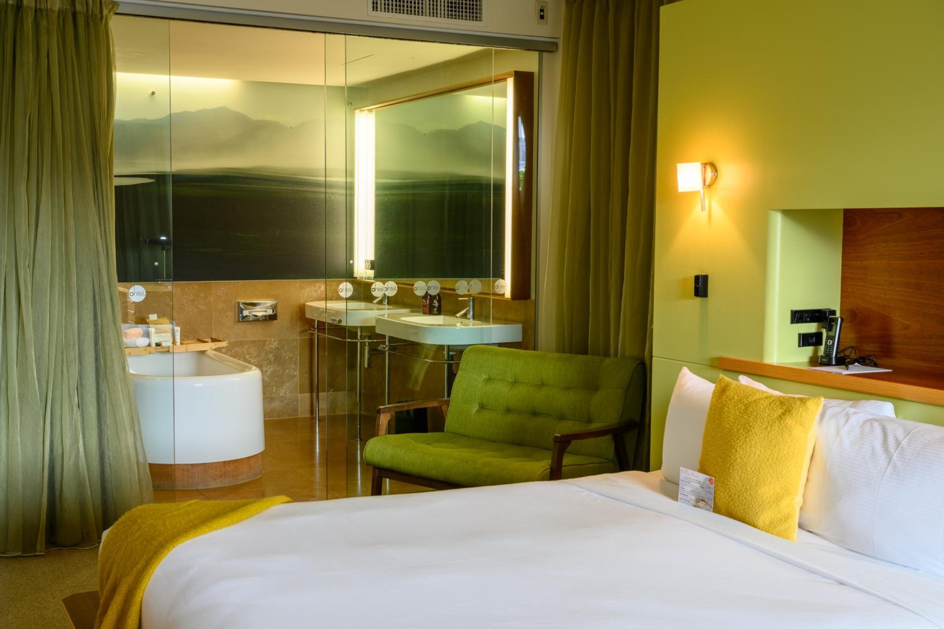 Suite - Photo 18
