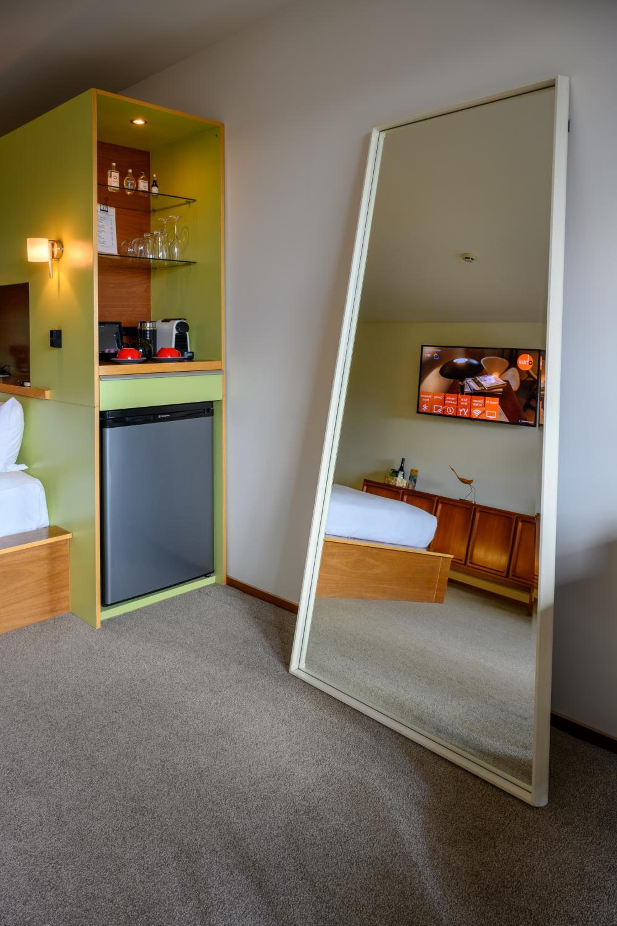 Suite - Photo 19