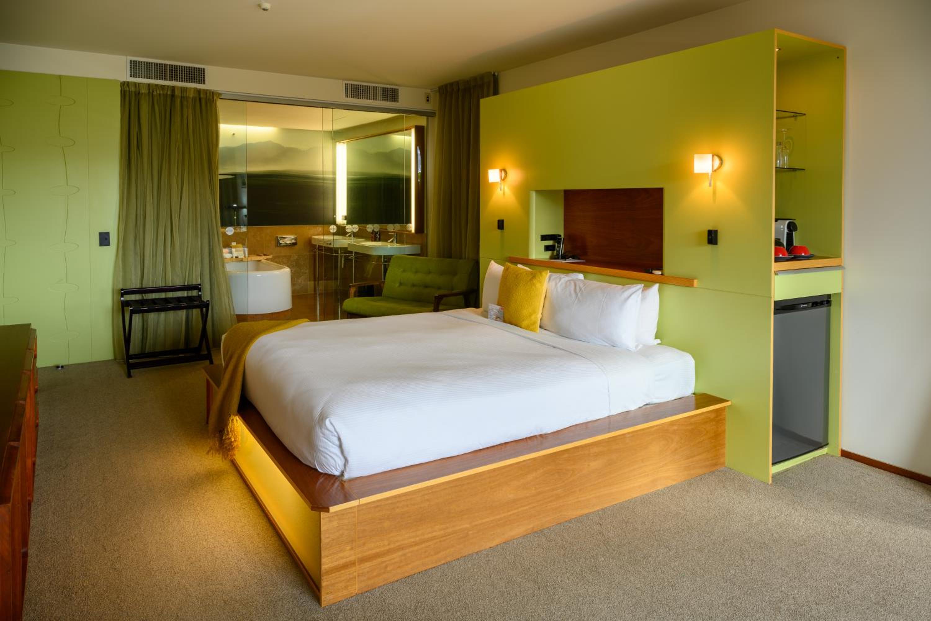 Suite - Photo 16