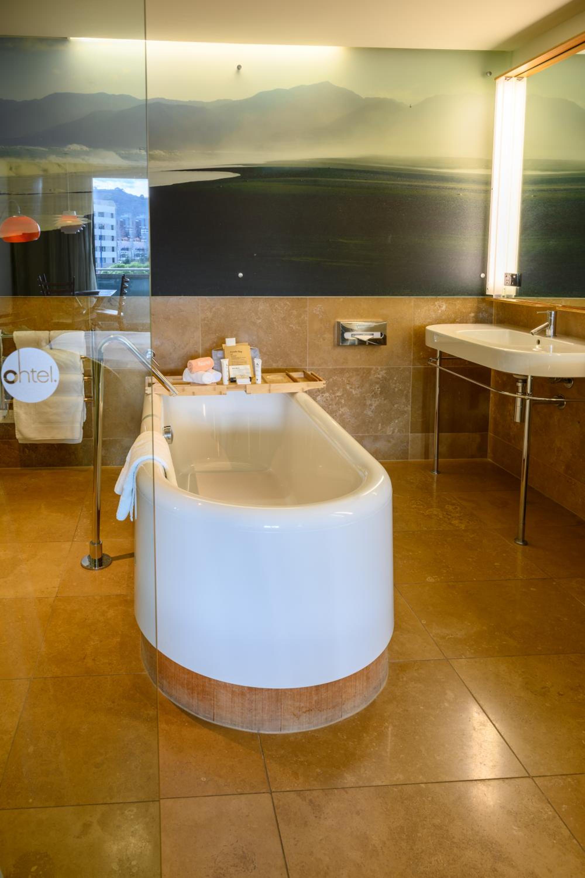 Suite - Photo 17