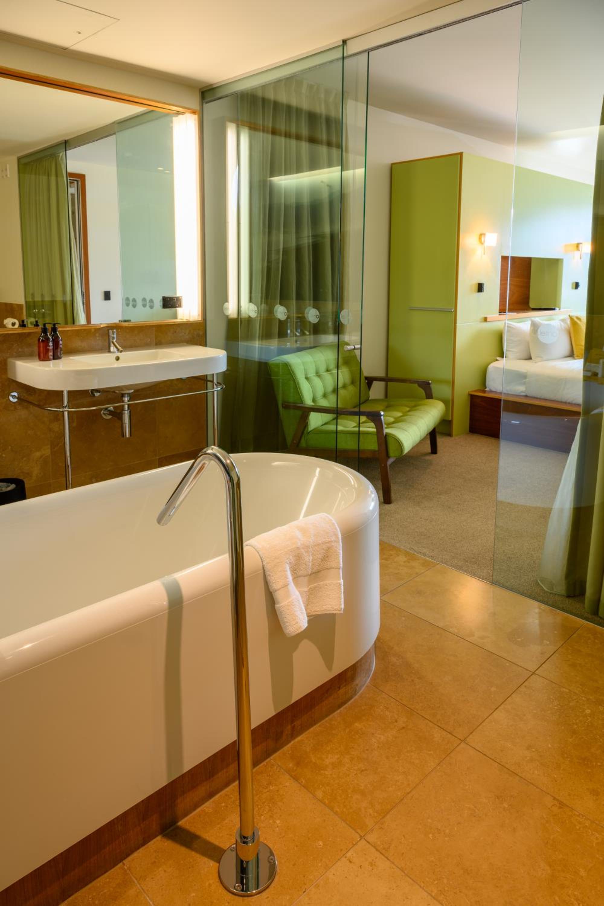 Suite - Photo 9