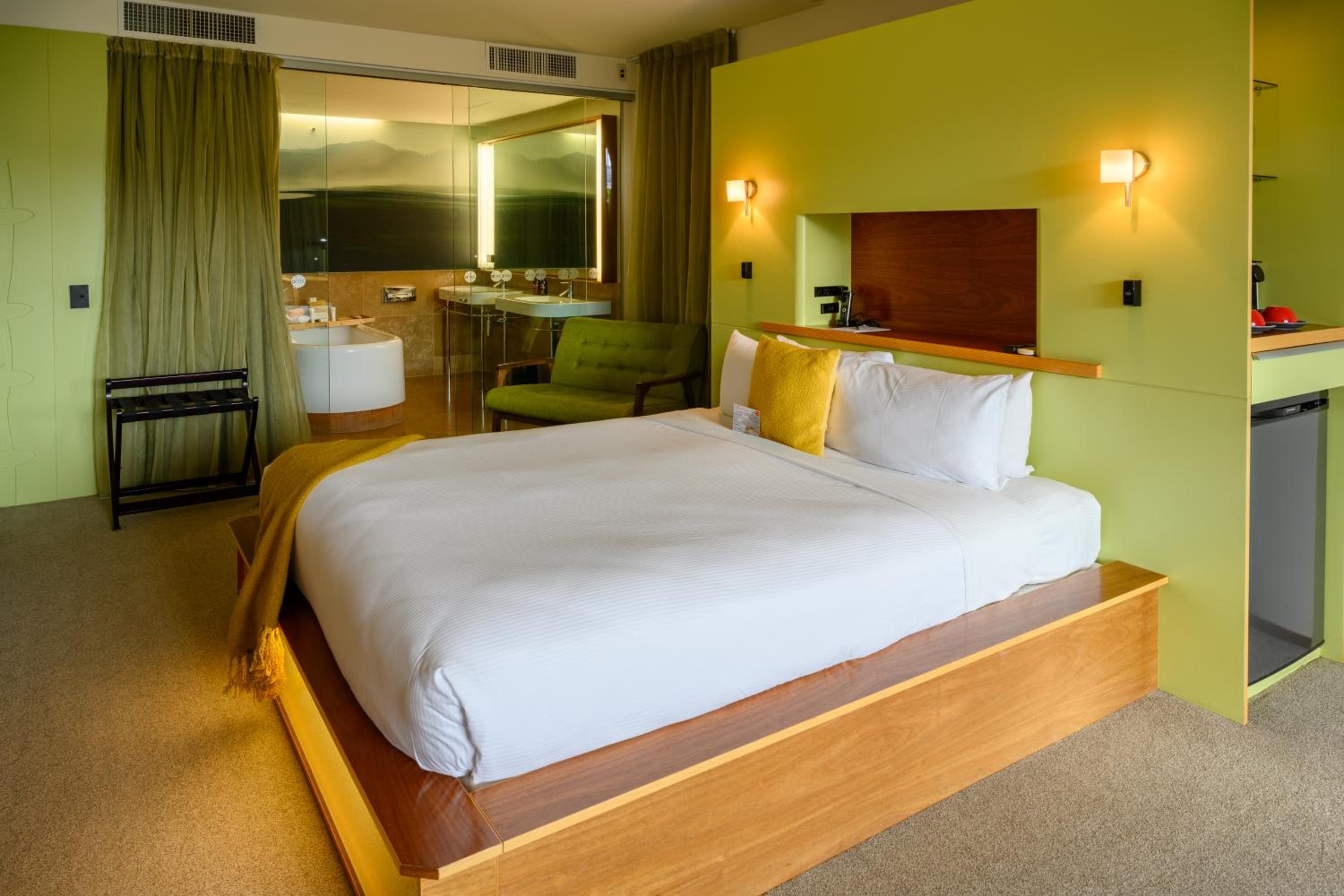 Suite - Photo 11
