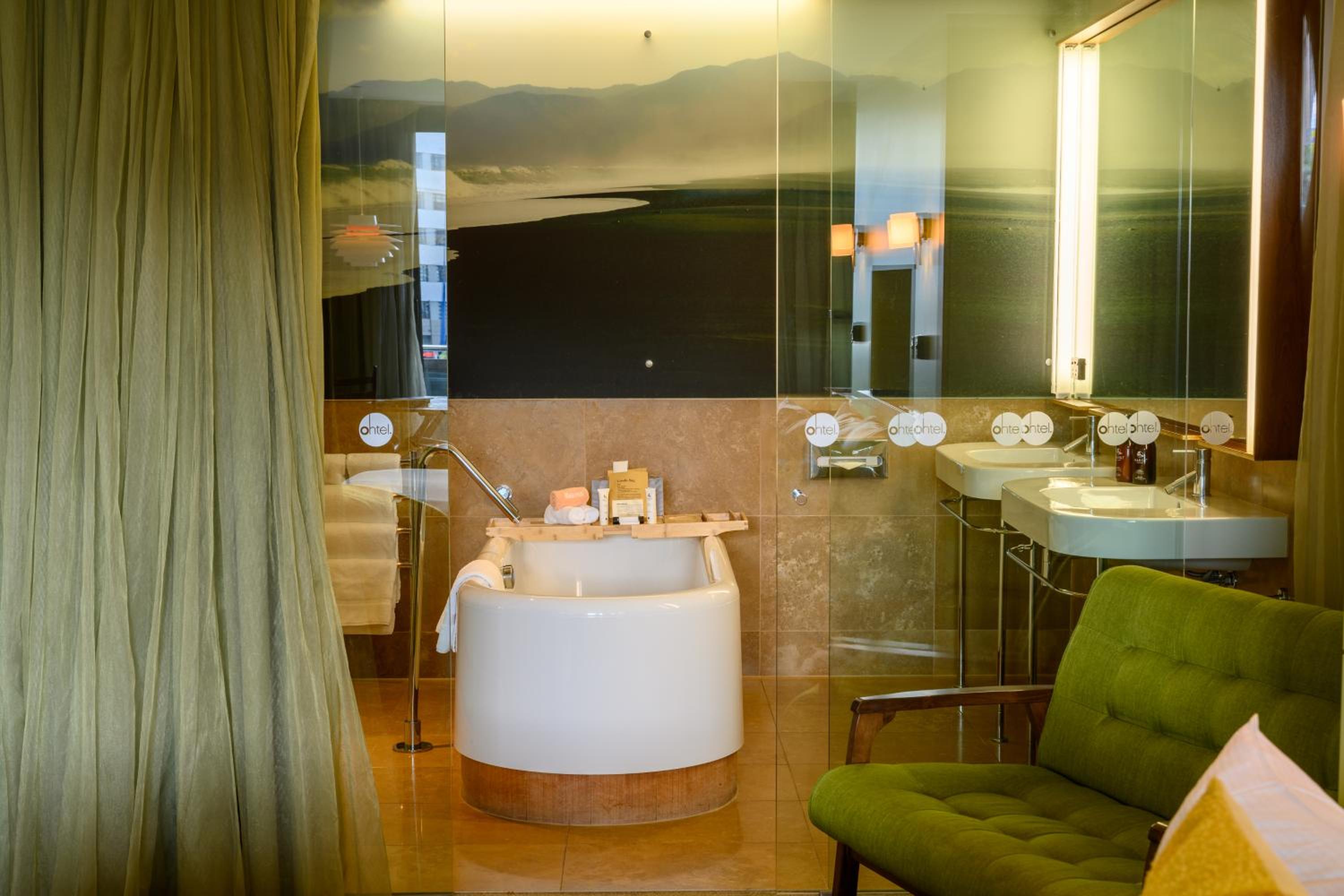 Suite - Photo 22