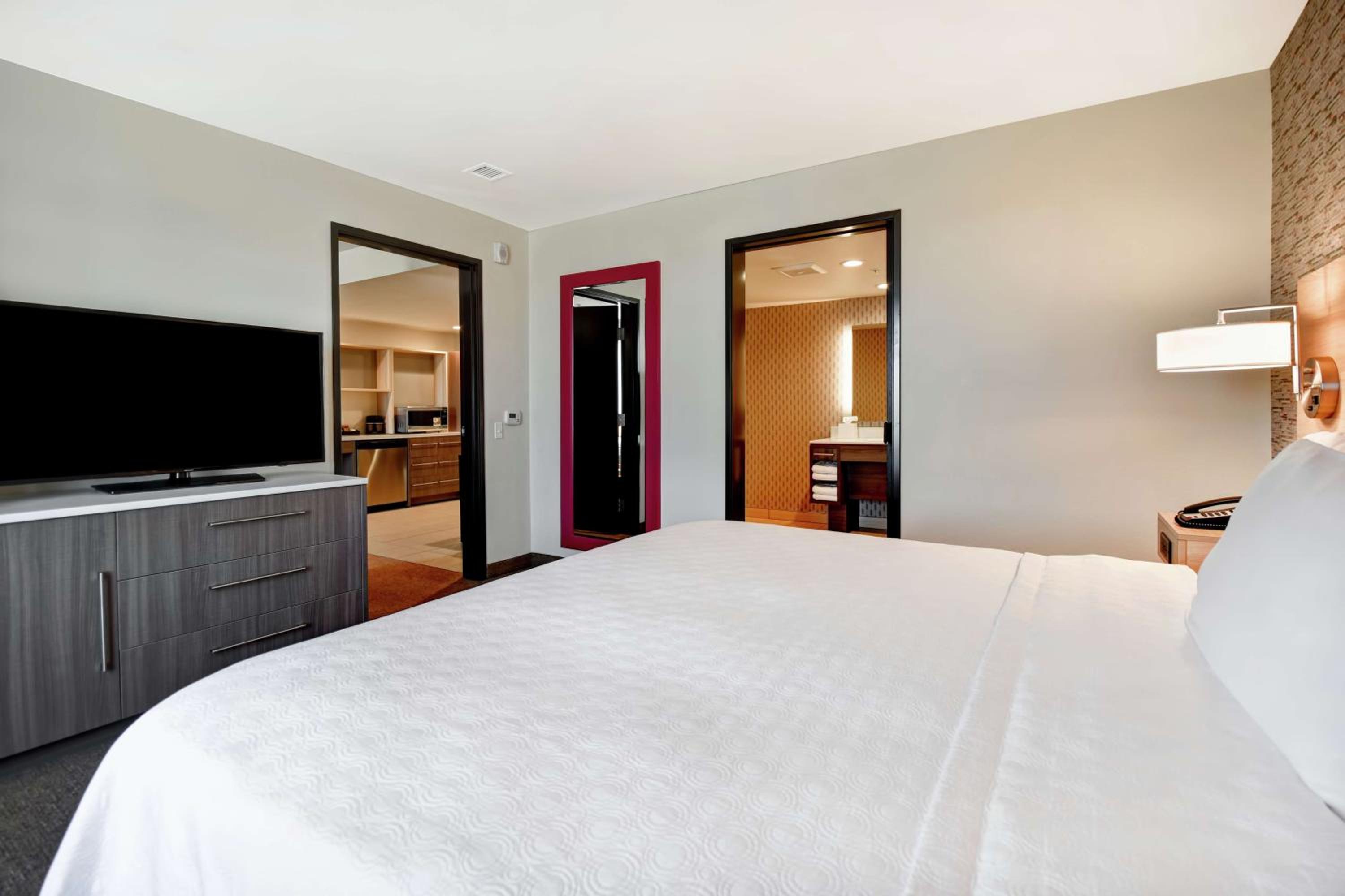 King Suite - Hearing Access/Non-Smoking photo 3