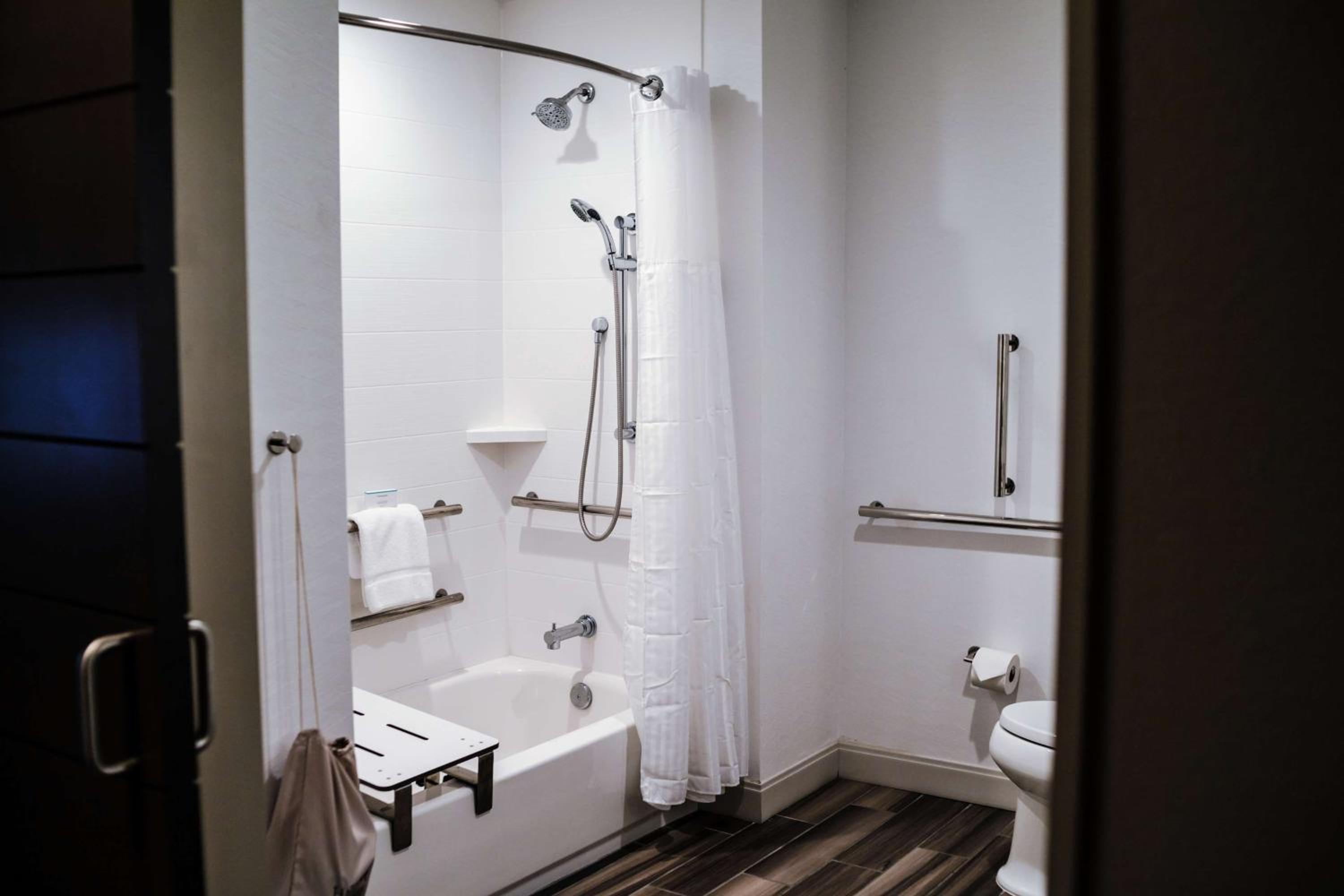 King Room with Accessible Tub - Mobility Access photo 2