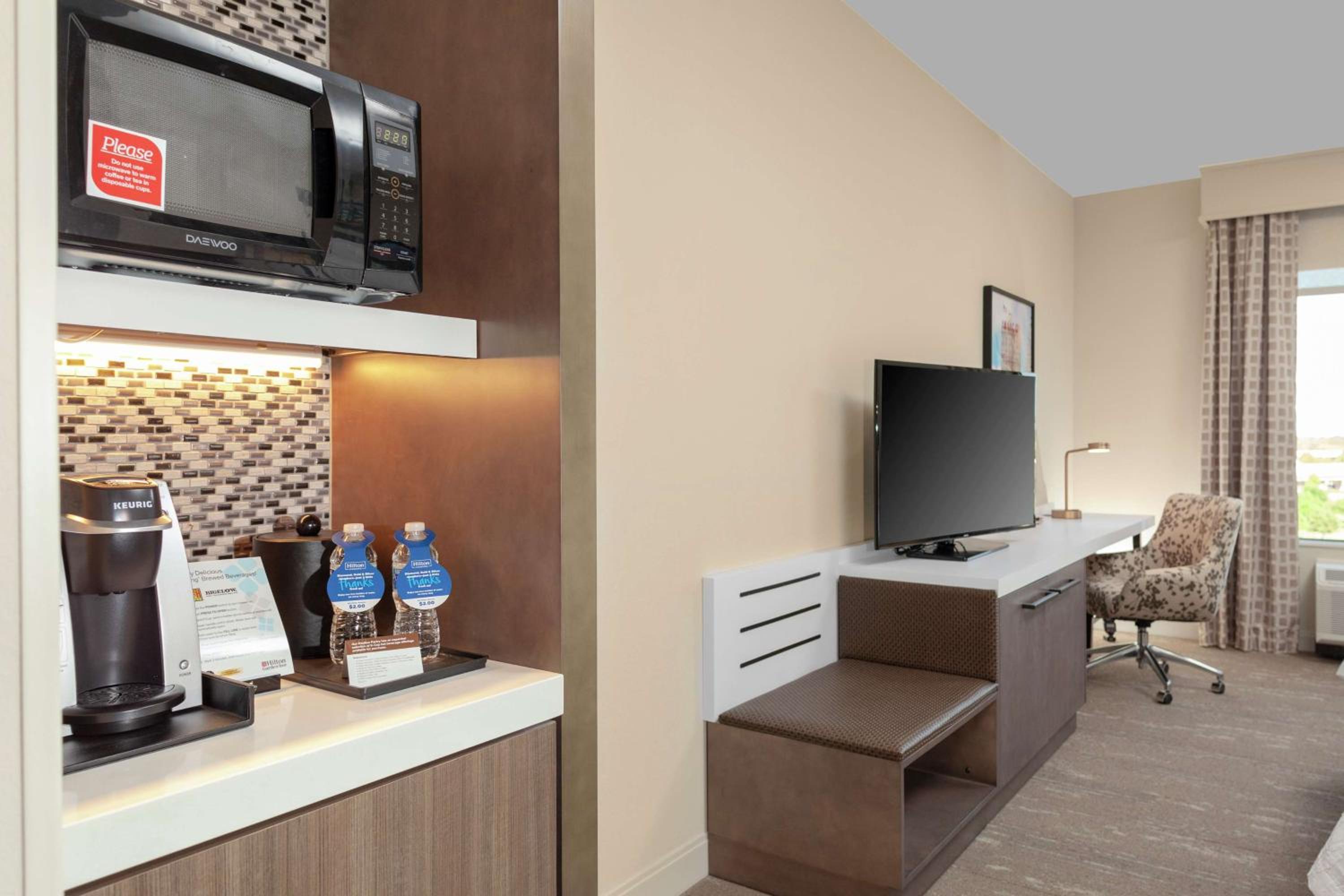 King Room with Accessible Tub - Mobility Access photo 3