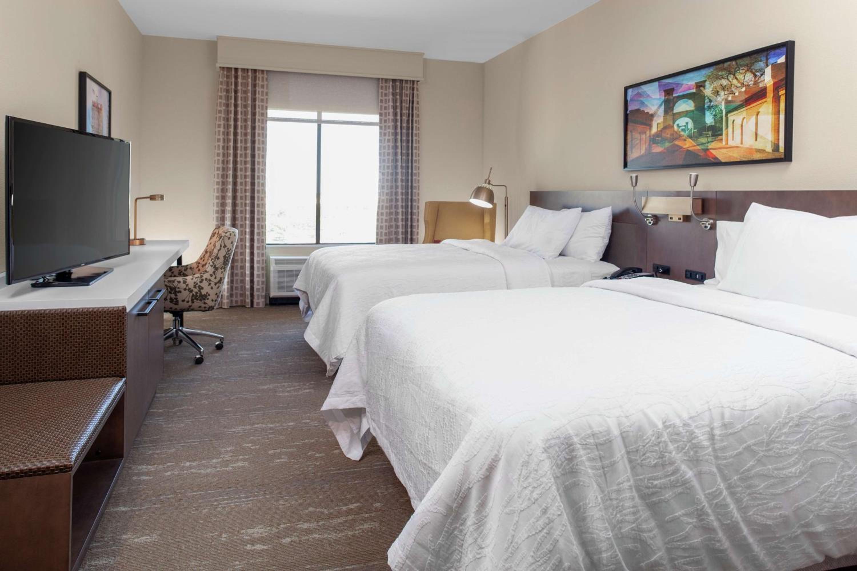 Queen Room with Two Queen Beds photo 3