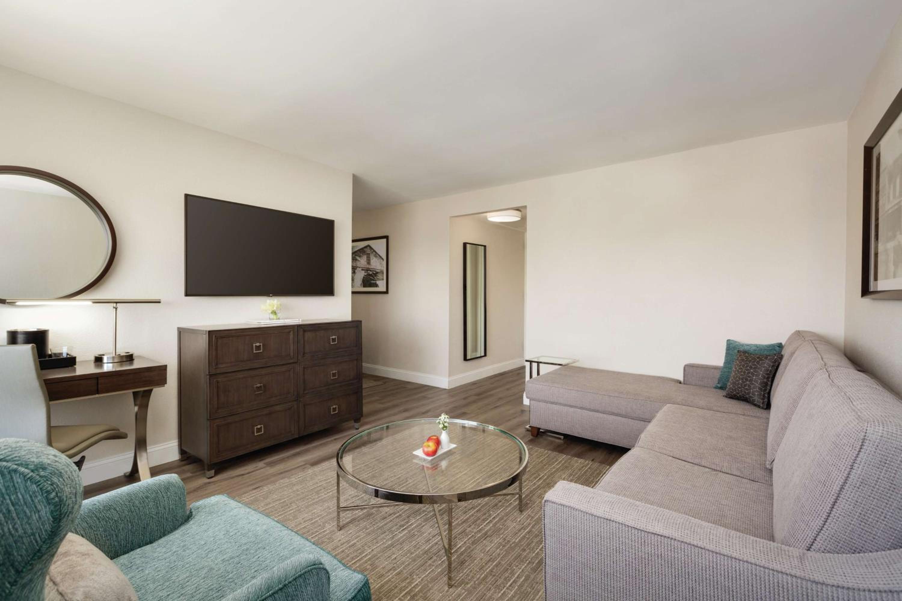 Junior Suite with Two Double Beds and Historic City View - Photo 6