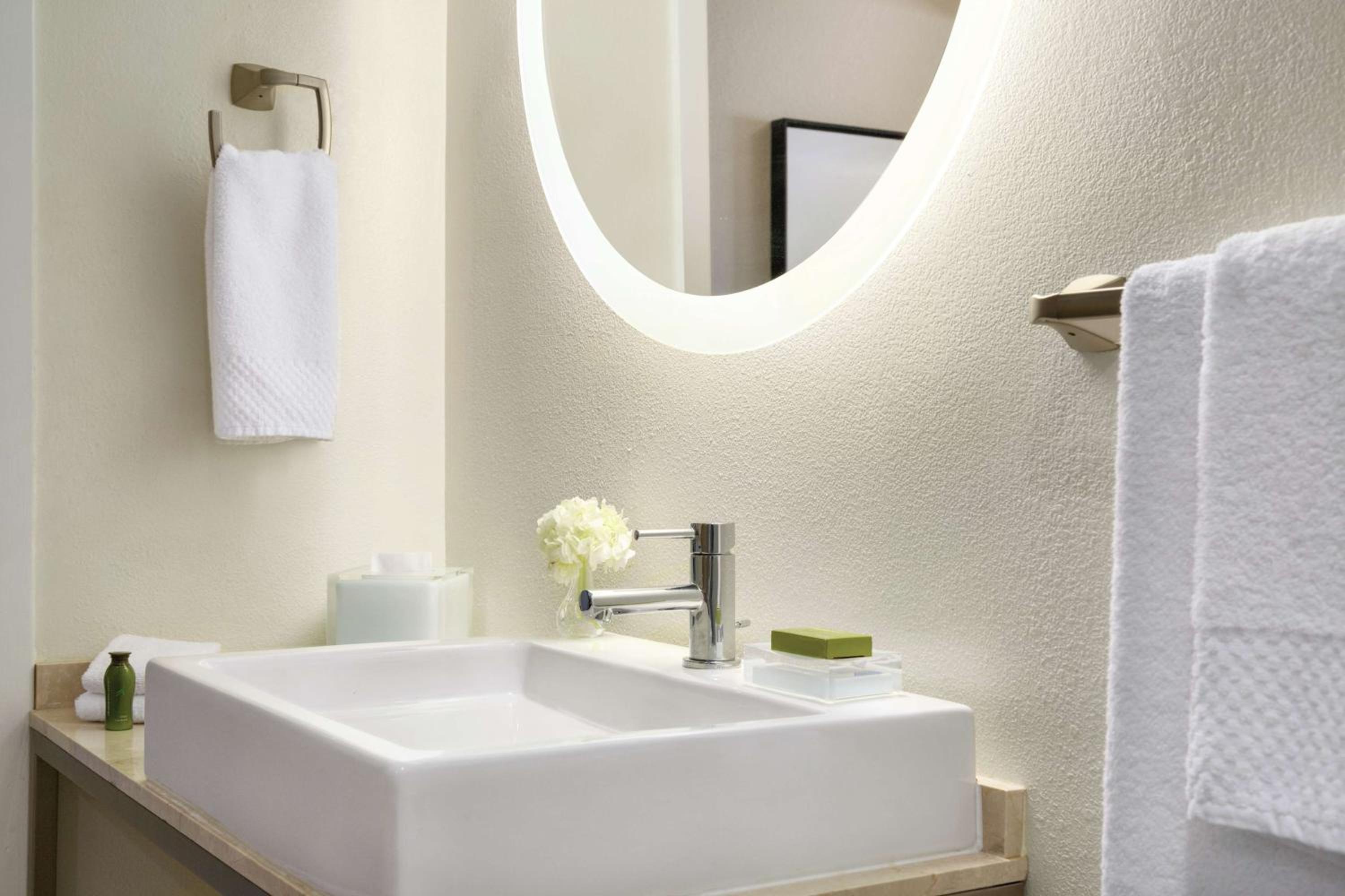 King Room with River View and Roll-in Shower - Mobility/Hearing Access - Photo 4