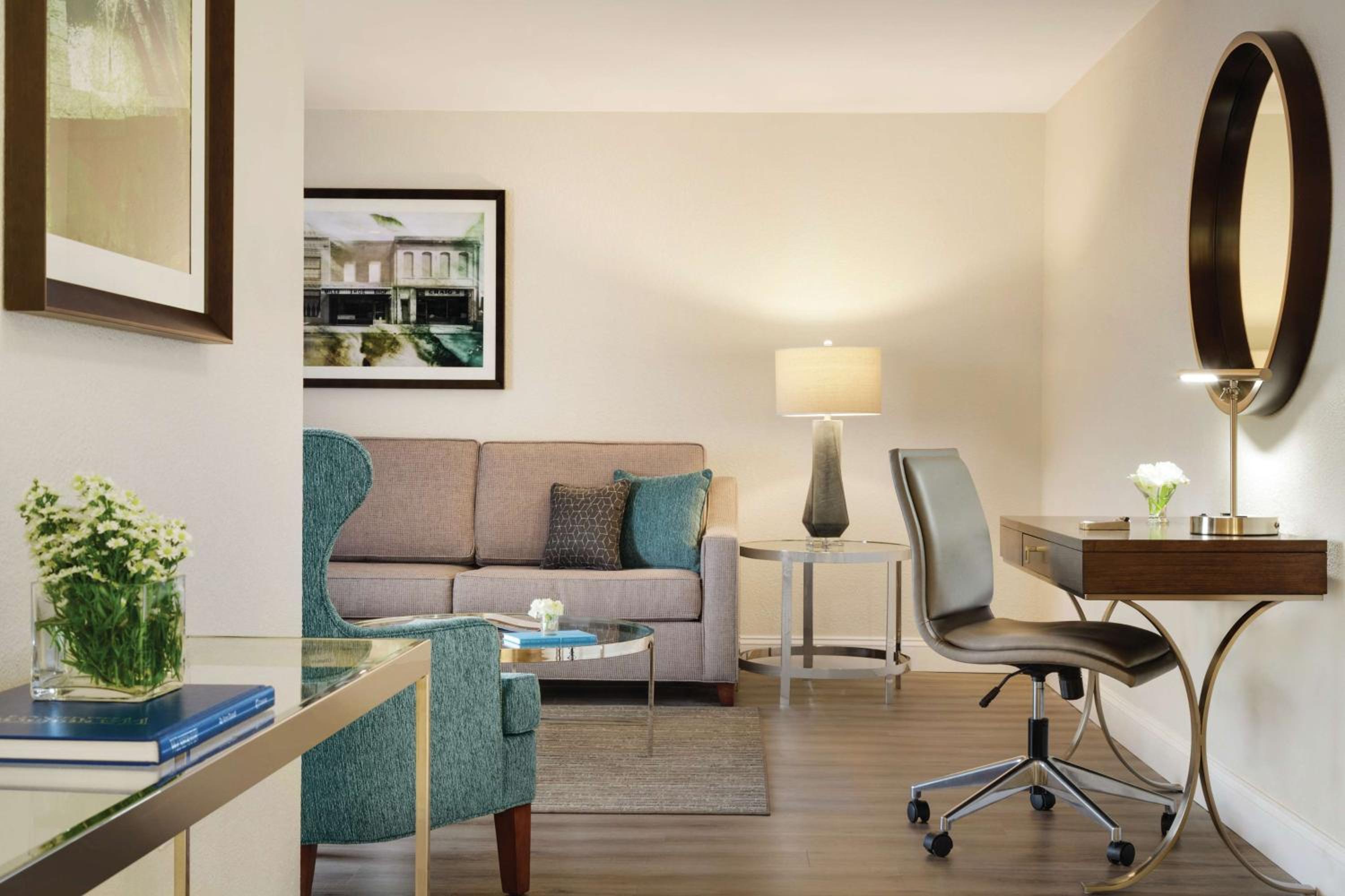 Junior Suite with Two Double Beds and Historic City View - Photo 5