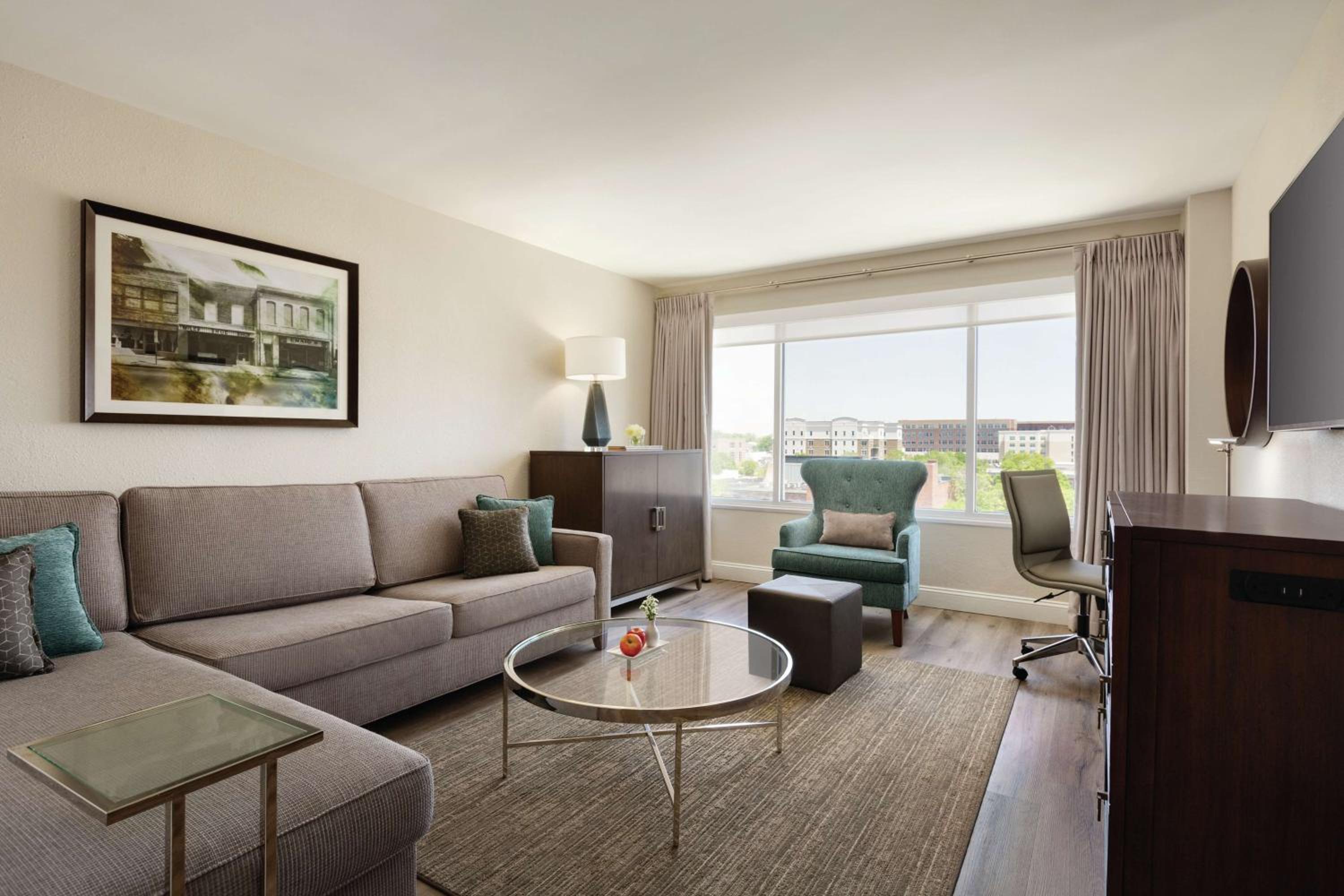 Junior Suite with Two Double Beds and Historic City View - Photo 2